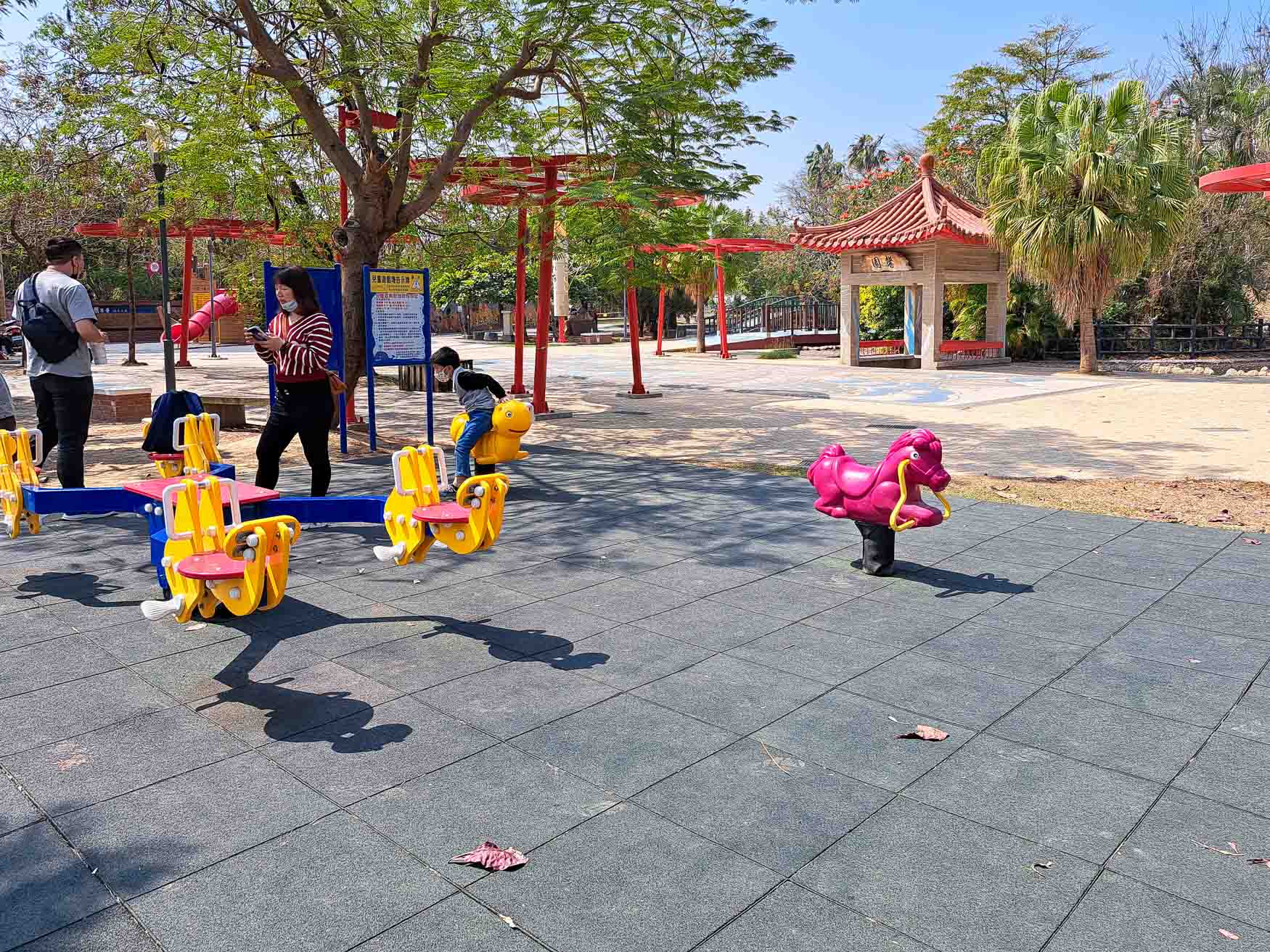 嘉義|新港公園》鄰近新港奉天宮、特色交趾陶藝術、大船溜滑梯。 - 第18張圖