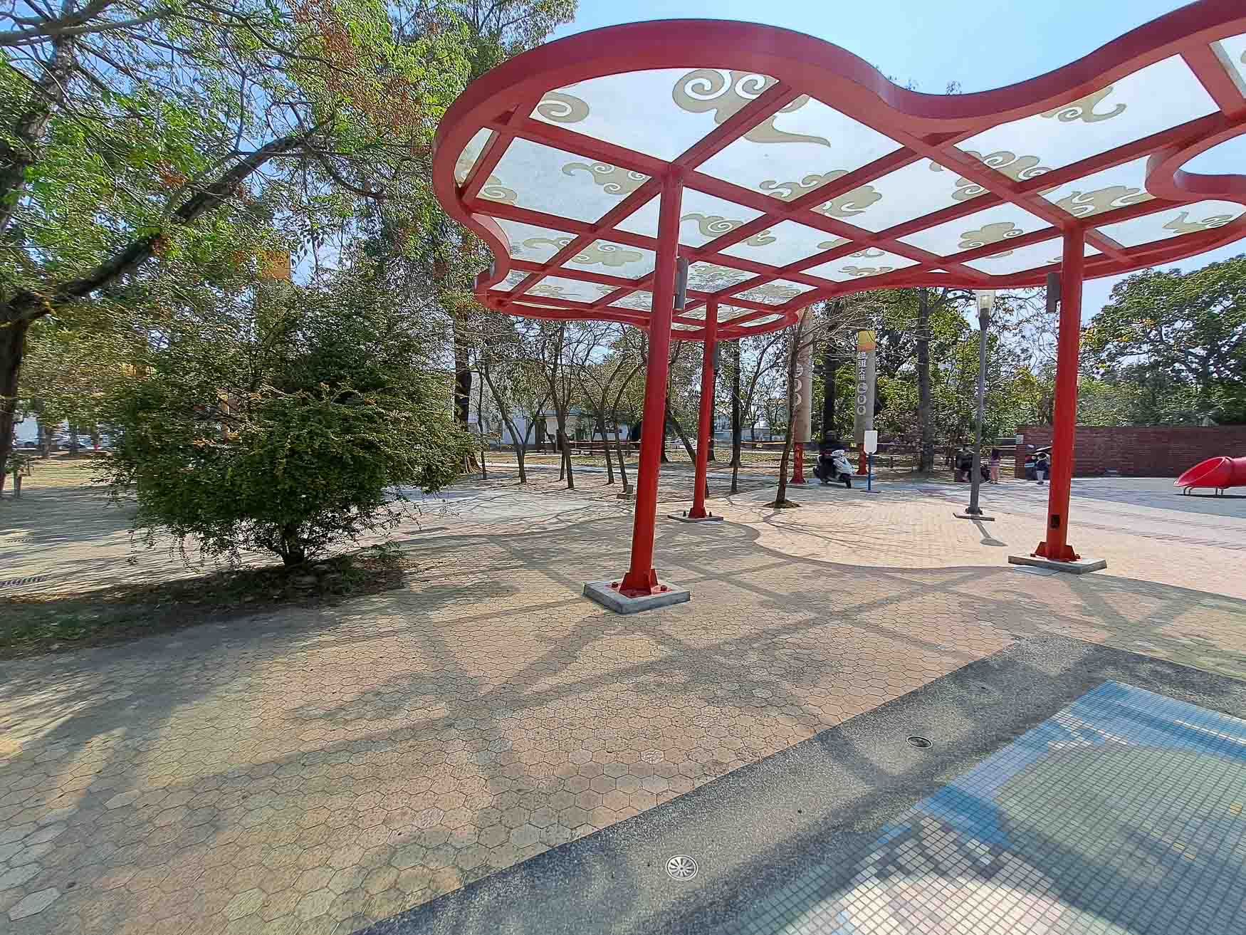 嘉義|新港公園》鄰近新港奉天宮、特色交趾陶藝術、大船溜滑梯。 - 第15張圖