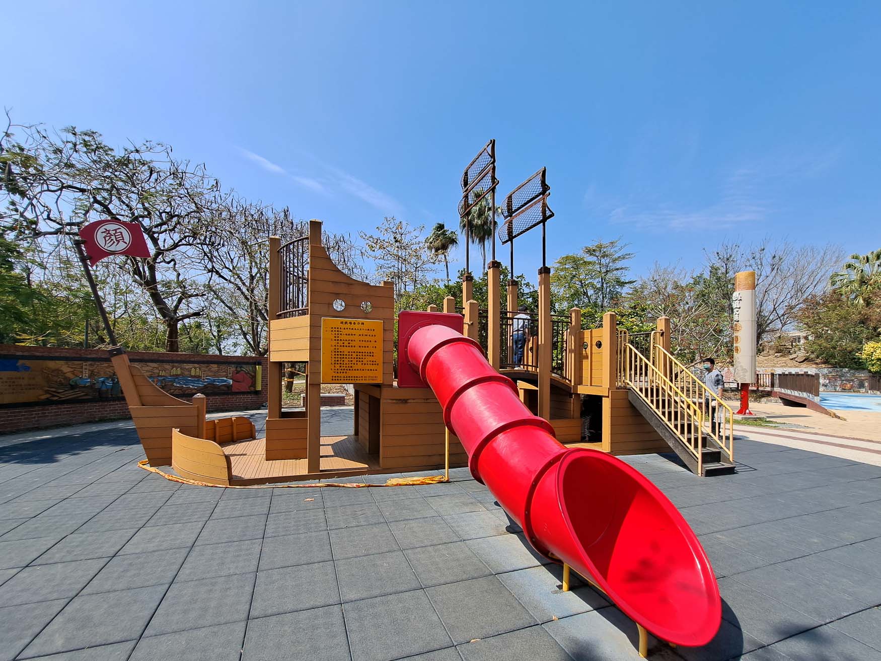 嘉義|新港公園》鄰近新港奉天宮、特色交趾陶藝術、大船溜滑梯。 - 第1張圖