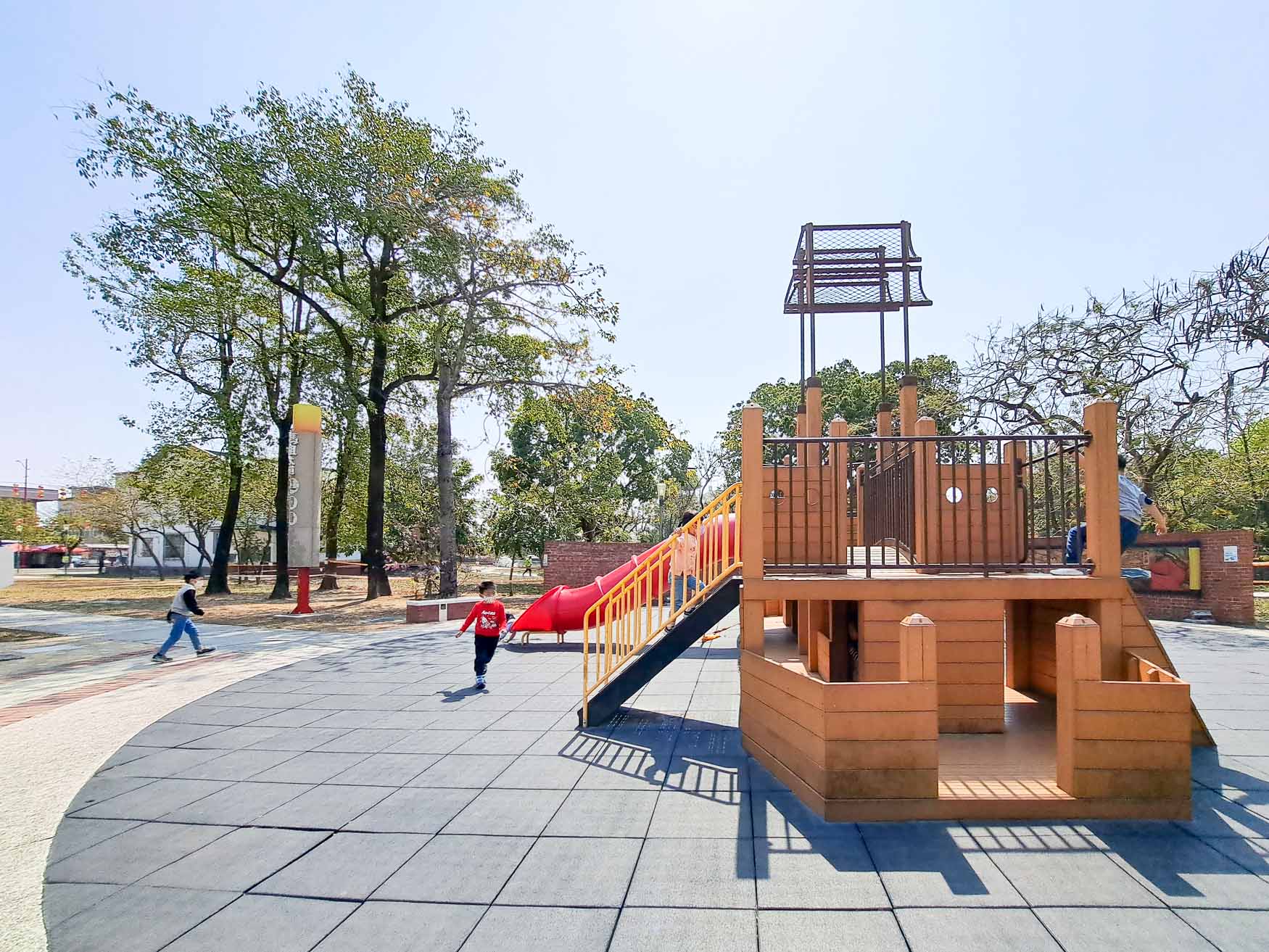 嘉義|新港公園》鄰近新港奉天宮、特色交趾陶藝術、大船溜滑梯。 - 第5張圖