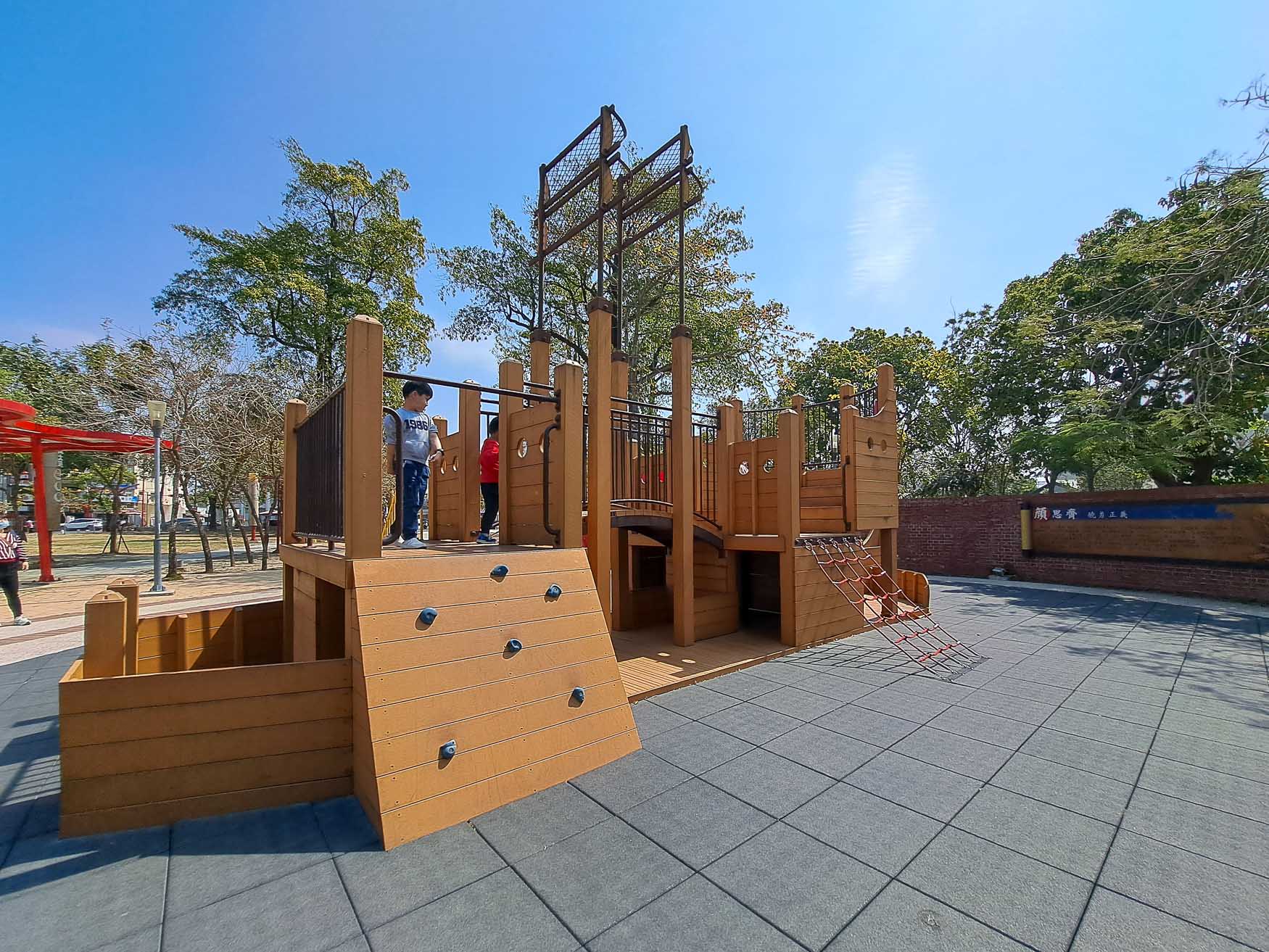 嘉義|新港公園》鄰近新港奉天宮、特色交趾陶藝術、大船溜滑梯。 - 第2張圖