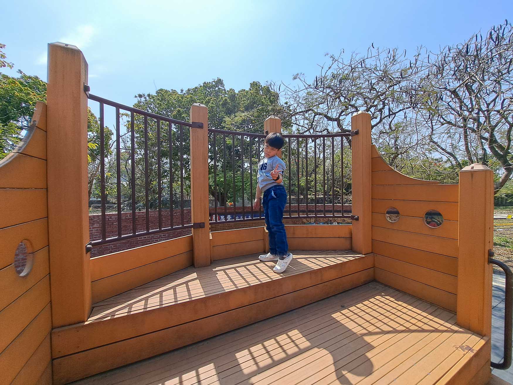 嘉義|新港公園》鄰近新港奉天宮、特色交趾陶藝術、大船溜滑梯。 - 第4張圖