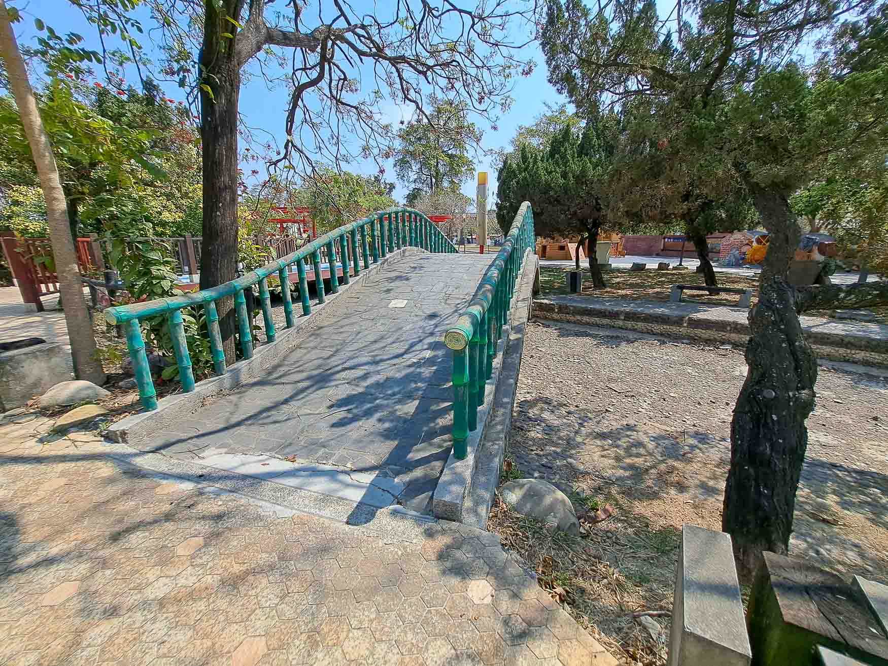 嘉義|新港公園》鄰近新港奉天宮、特色交趾陶藝術、大船溜滑梯。 - 第14張圖