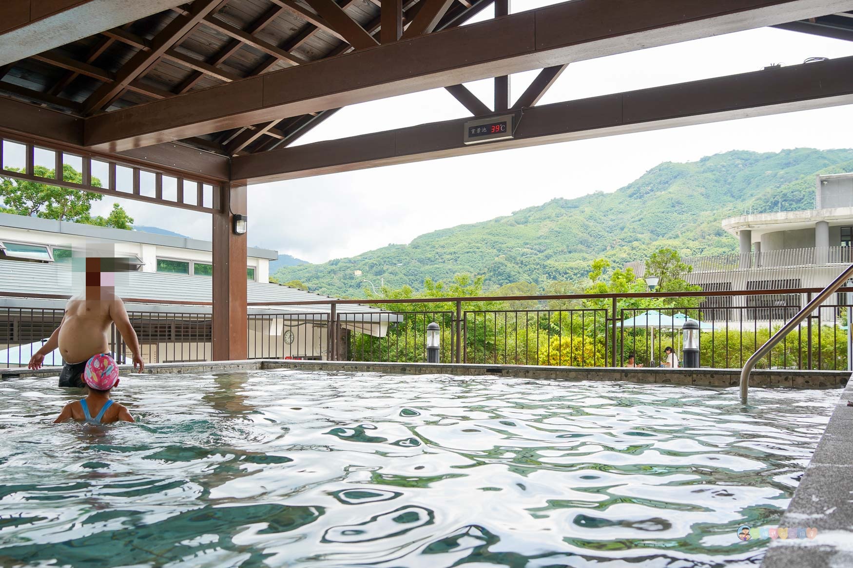 桃園|羅浮溫泉湯池》北橫露天溫泉推薦,絕美山景,兒童戲水池、SPA池,泡湯玩水。 - 第36張圖 羅浮溫泉湯池
桃園親子泡湯景點
羅浮溫泉交通
桃園露天溫泉推薦
羅浮溫泉票價2025
桃園復興區一日遊
親子泡湯去哪裡
北部碳酸氫鈉泉推薦
羅浮溫泉設施介紹
桃園溫泉家庭旅遊推薦