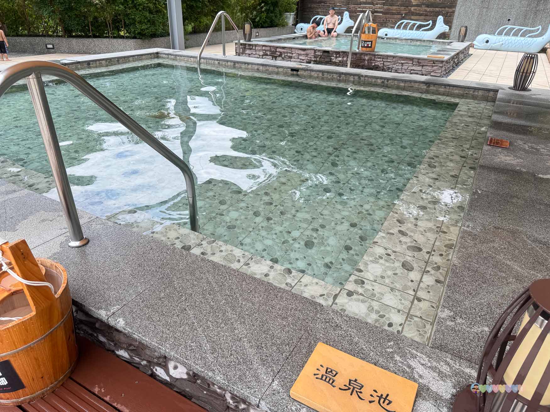 桃園|羅浮溫泉湯池》北橫露天溫泉推薦,絕美山景,兒童戲水池、SPA池,泡湯玩水。 - 第33張圖 羅浮溫泉湯池
桃園親子泡湯景點
羅浮溫泉交通
桃園露天溫泉推薦
羅浮溫泉票價2025
桃園復興區一日遊
親子泡湯去哪裡
北部碳酸氫鈉泉推薦
羅浮溫泉設施介紹
桃園溫泉家庭旅遊推薦
