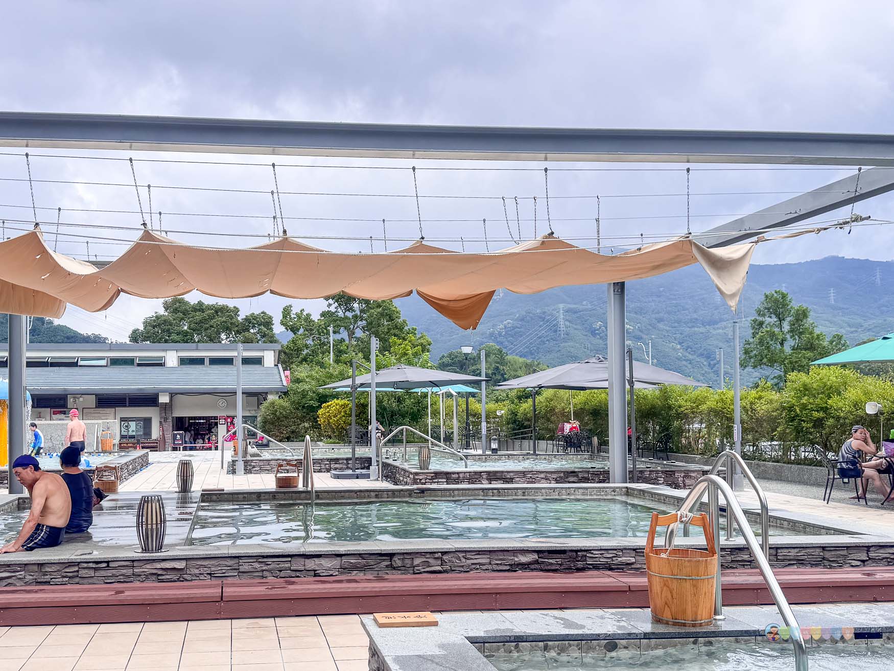 桃園|羅浮溫泉湯池》北橫露天溫泉推薦,絕美山景,兒童戲水池、SPA池,泡湯玩水。 - 第32張圖 羅浮溫泉湯池
桃園親子泡湯景點
羅浮溫泉交通
桃園露天溫泉推薦
羅浮溫泉票價2025
桃園復興區一日遊
親子泡湯去哪裡
北部碳酸氫鈉泉推薦
羅浮溫泉設施介紹
桃園溫泉家庭旅遊推薦