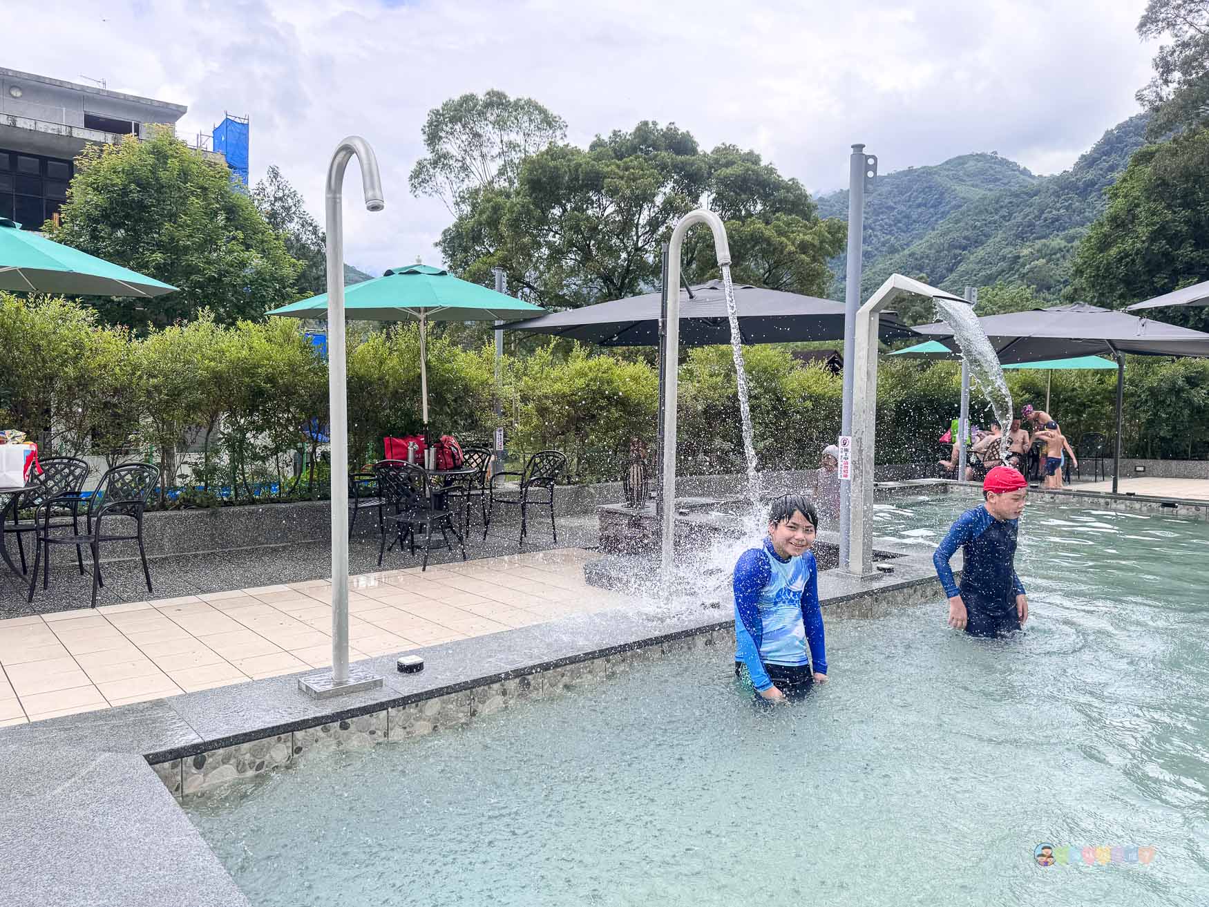 桃園|羅浮溫泉湯池》北橫露天溫泉推薦,絕美山景,兒童戲水池、SPA池,泡湯玩水。 - 第28張圖 羅浮溫泉湯池
桃園親子泡湯景點
羅浮溫泉交通
桃園露天溫泉推薦
羅浮溫泉票價2025
桃園復興區一日遊
親子泡湯去哪裡
北部碳酸氫鈉泉推薦
羅浮溫泉設施介紹
桃園溫泉家庭旅遊推薦