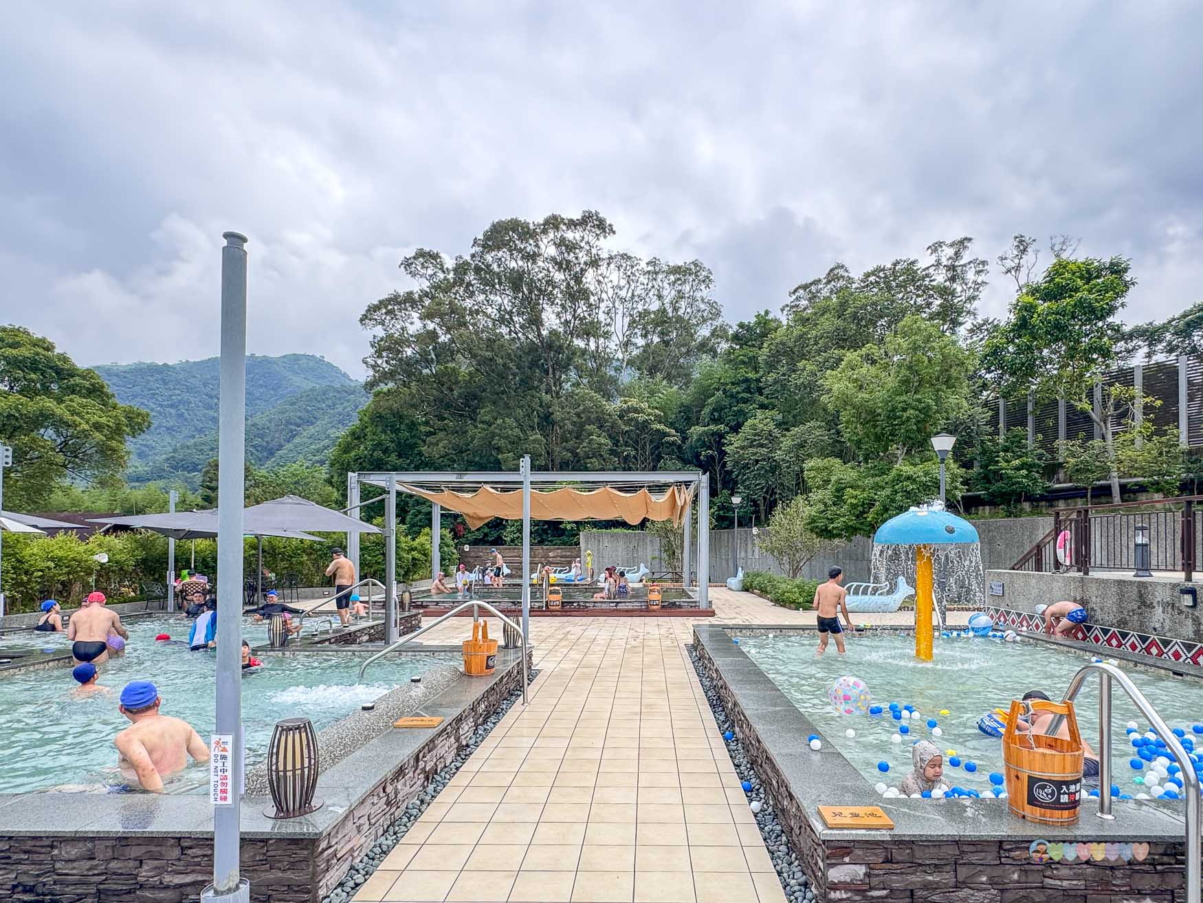 桃園|羅浮溫泉湯池》北橫露天溫泉推薦,絕美山景,兒童戲水池、SPA池,泡湯玩水。 - 第18張圖 羅浮溫泉湯池
桃園親子泡湯景點
羅浮溫泉交通
桃園露天溫泉推薦
羅浮溫泉票價2025
桃園復興區一日遊
親子泡湯去哪裡
北部碳酸氫鈉泉推薦
羅浮溫泉設施介紹
桃園溫泉家庭旅遊推薦