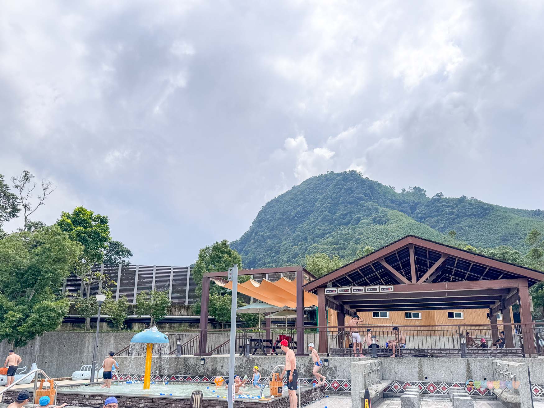 桃園|羅浮溫泉湯池》北橫露天溫泉推薦,絕美山景,兒童戲水池、SPA池,泡湯玩水。 - 第20張圖 羅浮溫泉湯池
桃園親子泡湯景點
羅浮溫泉交通
桃園露天溫泉推薦
羅浮溫泉票價2025
桃園復興區一日遊
親子泡湯去哪裡
北部碳酸氫鈉泉推薦
羅浮溫泉設施介紹
桃園溫泉家庭旅遊推薦