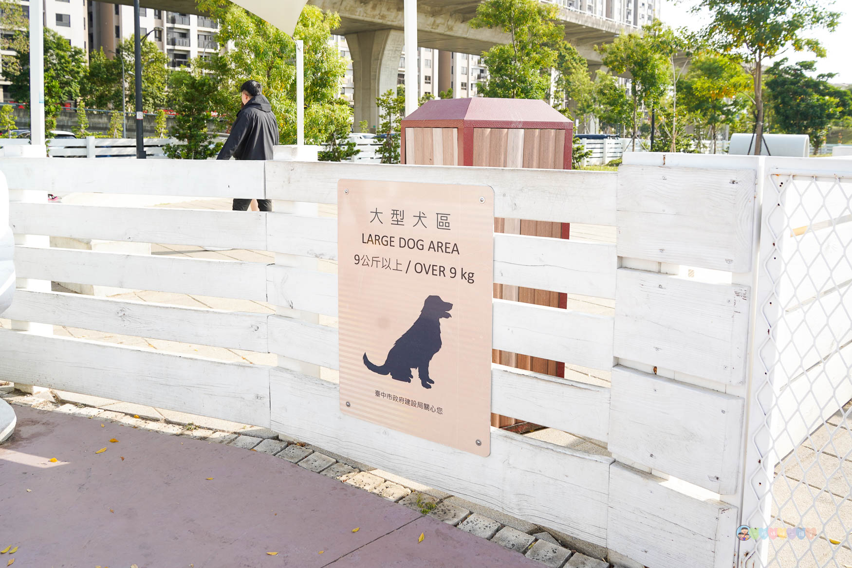 台中|馬卡龍公園》台中親子公園,11公尺高滑梯遊戲塔、寵物友善公園、毛孩放電專區。 - 第57張圖 馬卡龍公園