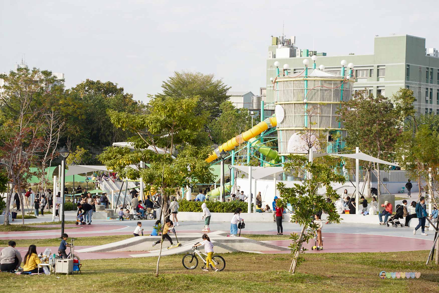 台中|馬卡龍公園》台中親子公園,11公尺高滑梯遊戲塔、寵物友善公園、毛孩放電專區。 - 第4張圖 馬卡龍公園