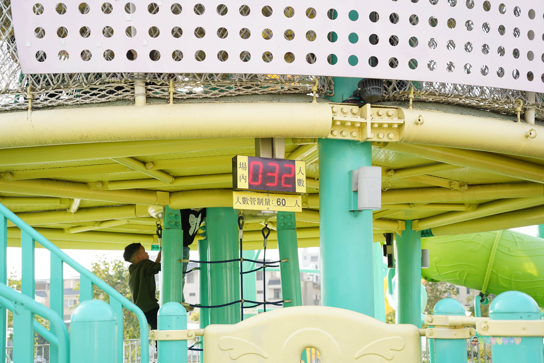 台中|馬卡龍公園》台中親子公園,11公尺高滑梯遊戲塔、寵物友善公園、毛孩放電專區。 - 第13張圖 馬卡龍公園