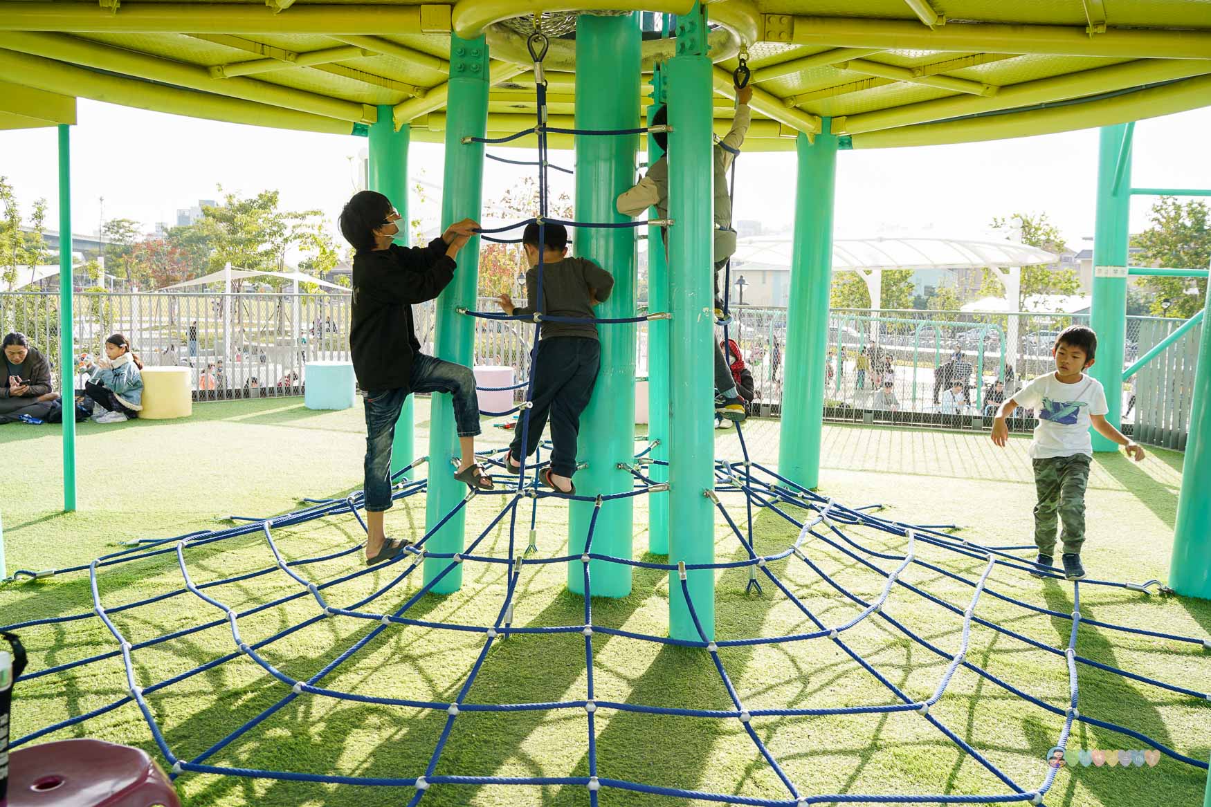 台中|馬卡龍公園》台中親子公園,11公尺高滑梯遊戲塔、寵物友善公園、毛孩放電專區。 - 第14張圖 馬卡龍公園