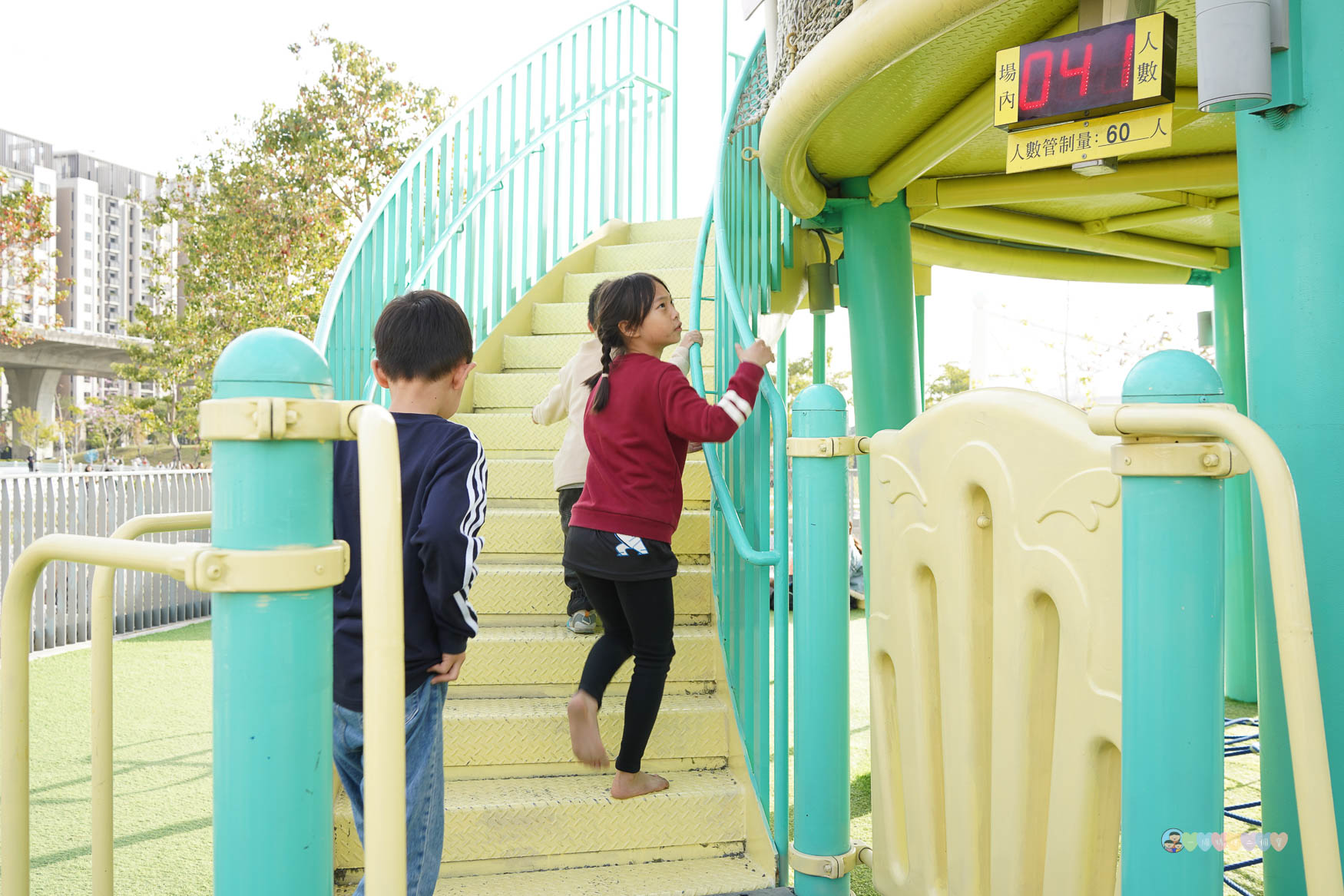 台中|馬卡龍公園》台中親子公園,11公尺高滑梯遊戲塔、寵物友善公園、毛孩放電專區。 - 第15張圖 馬卡龍公園