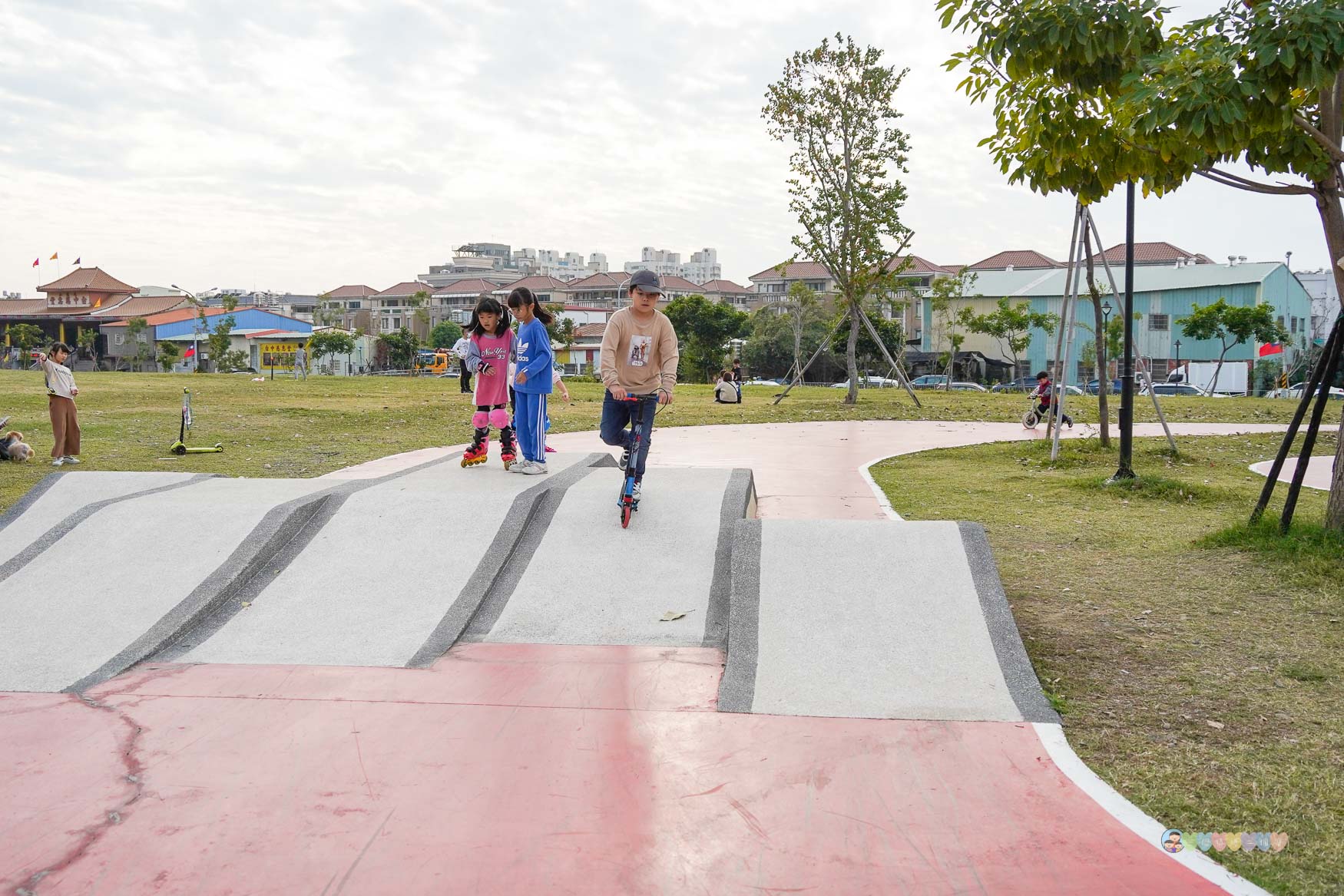 台中|馬卡龍公園》台中親子公園,11公尺高滑梯遊戲塔、寵物友善公園、毛孩放電專區。 - 第23張圖 馬卡龍公園