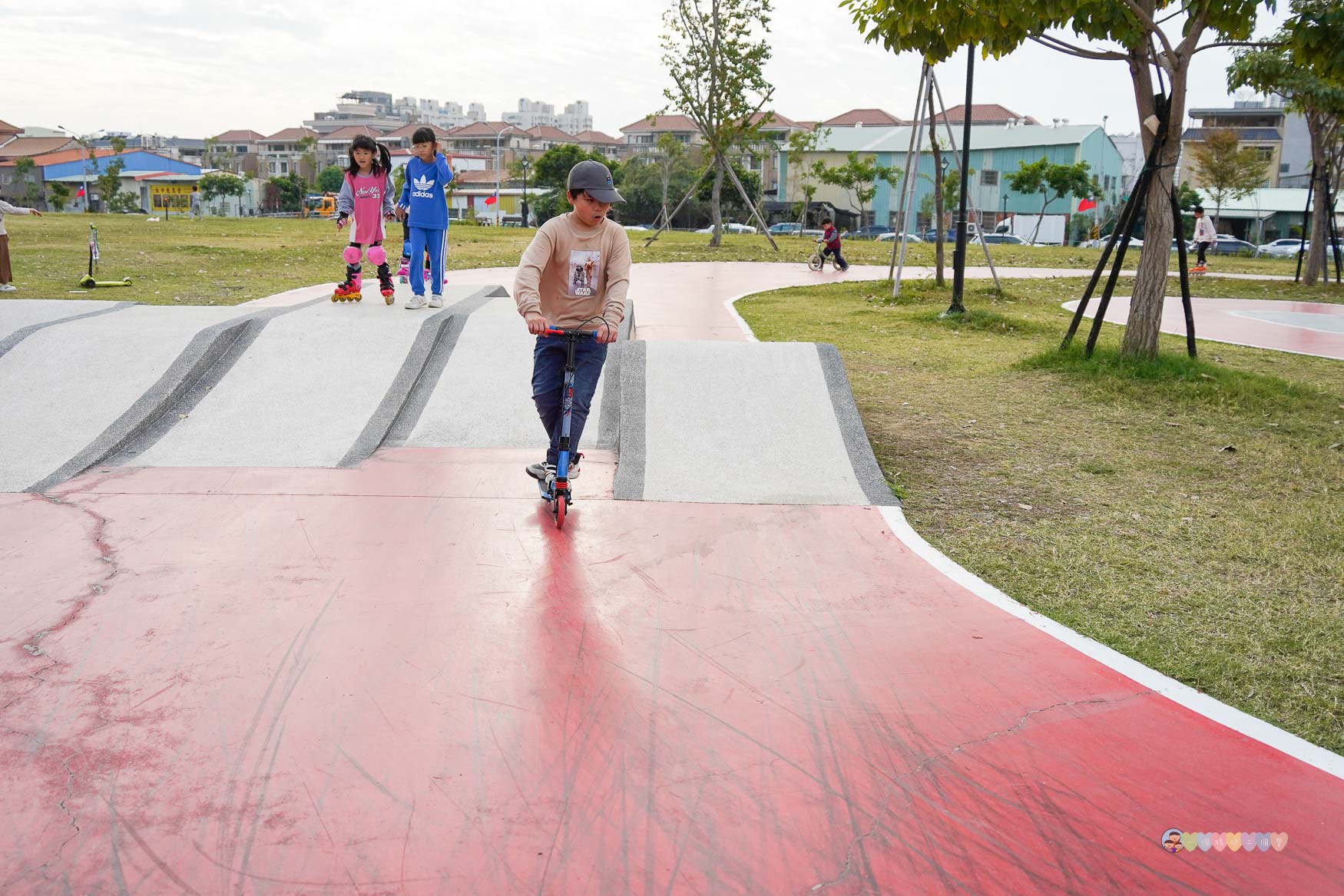 台中|馬卡龍公園》台中親子公園,11公尺高滑梯遊戲塔、寵物友善公園、毛孩放電專區。 - 第25張圖 馬卡龍公園