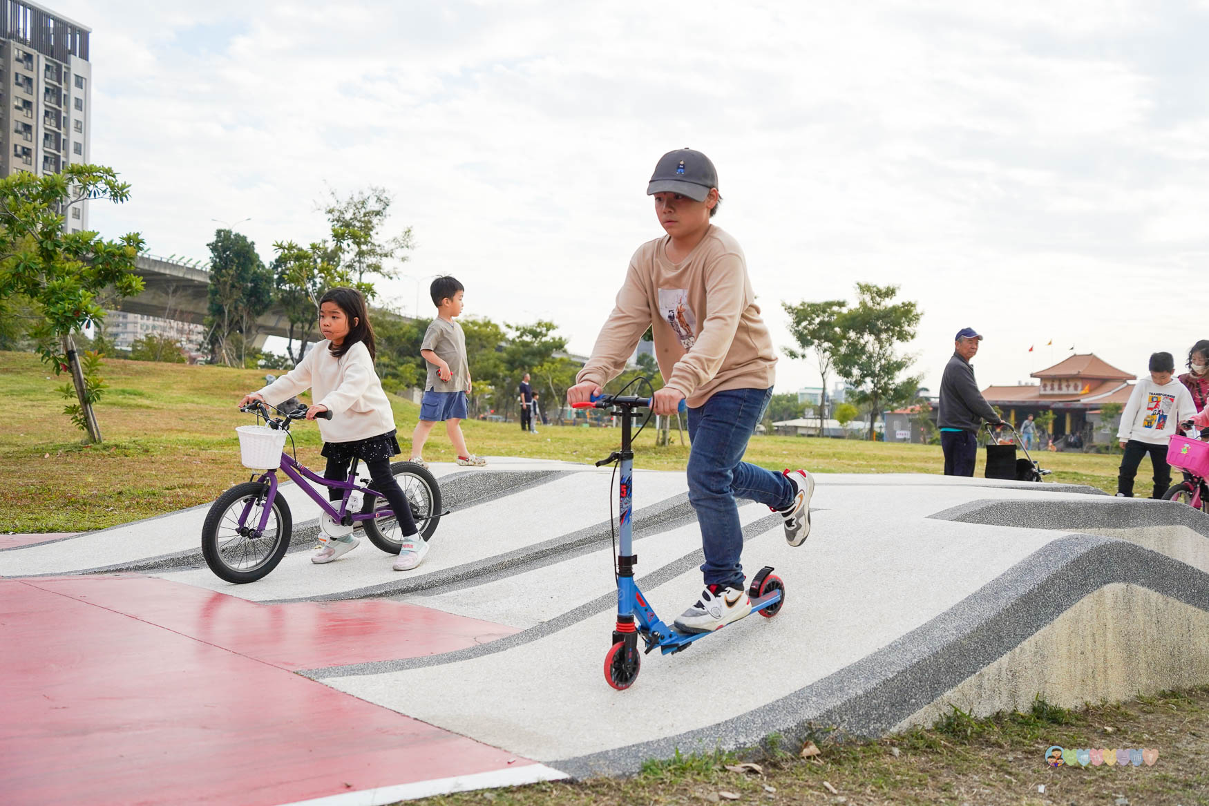 台中|馬卡龍公園》台中親子公園,11公尺高滑梯遊戲塔、寵物友善公園、毛孩放電專區。 - 第27張圖 馬卡龍公園