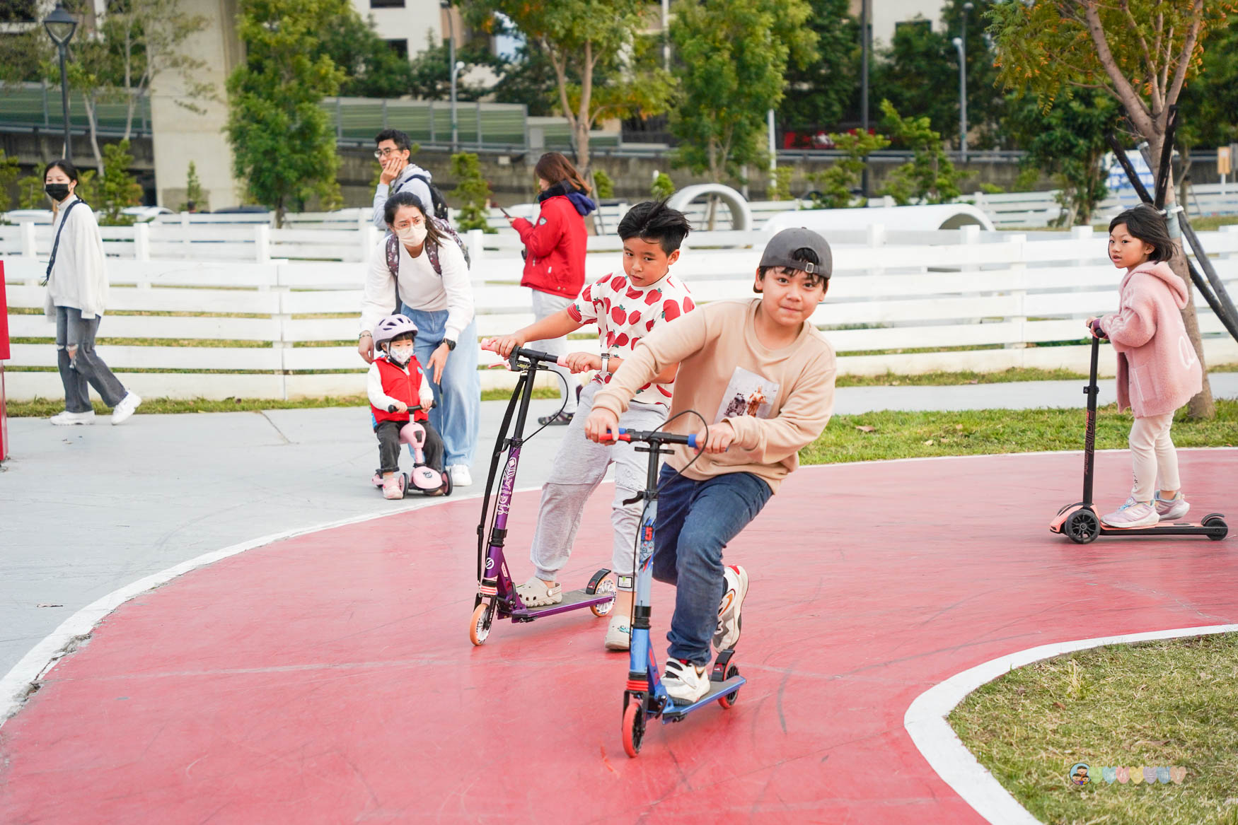 台中|馬卡龍公園》台中親子公園,11公尺高滑梯遊戲塔、寵物友善公園、毛孩放電專區。 - 第28張圖 馬卡龍公園