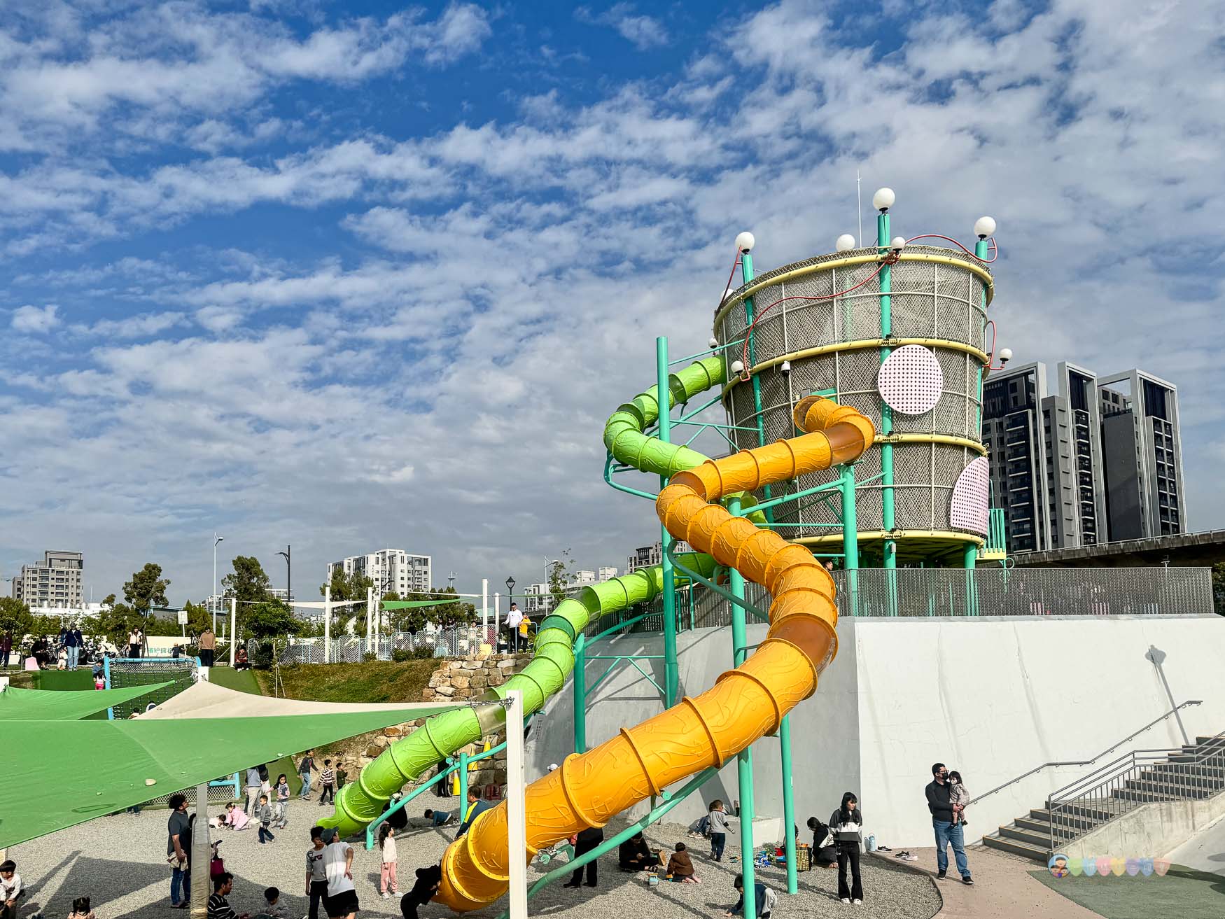 台中|馬卡龍公園》台中親子公園,11公尺高滑梯遊戲塔、寵物友善公園、毛孩放電專區。 - 第18張圖 馬卡龍公園