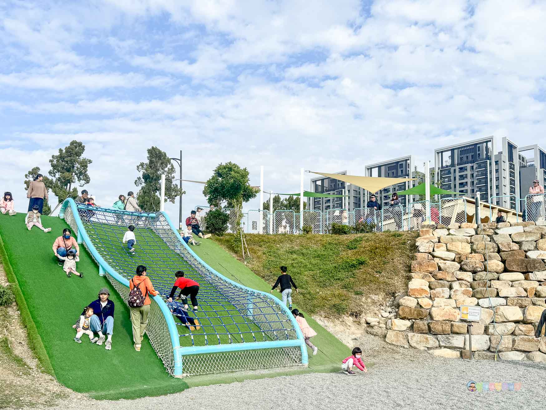 台中|馬卡龍公園》台中親子公園,11公尺高滑梯遊戲塔、寵物友善公園、毛孩放電專區。 - 第43張圖 馬卡龍公園