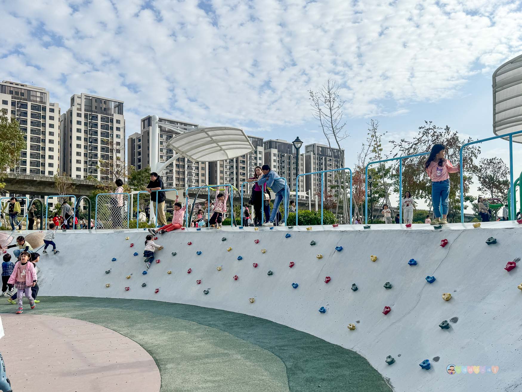台中|馬卡龍公園》台中親子公園,11公尺高滑梯遊戲塔、寵物友善公園、毛孩放電專區。 - 第47張圖 馬卡龍公園