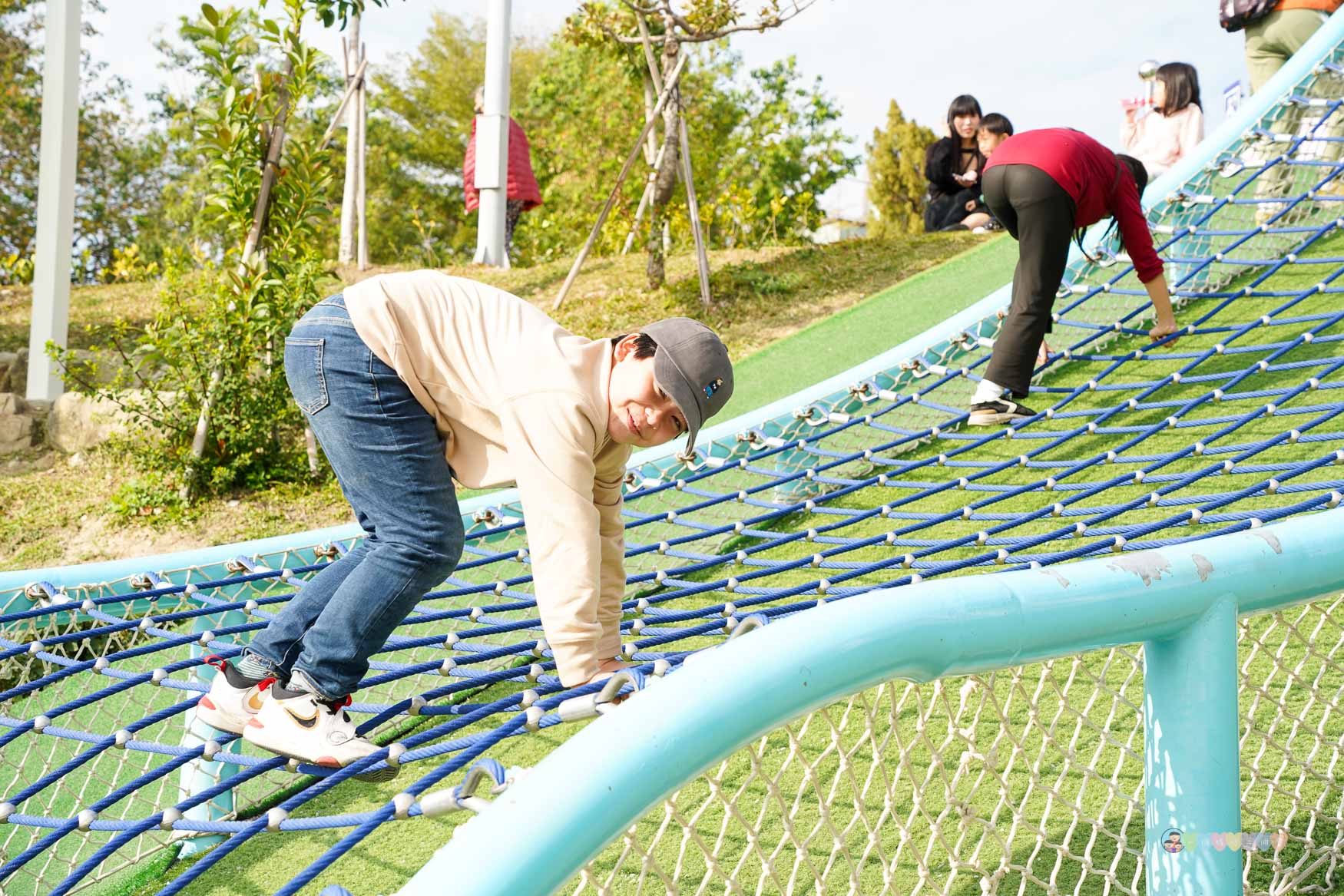 台中|馬卡龍公園》台中親子公園,11公尺高滑梯遊戲塔、寵物友善公園、毛孩放電專區。 - 第44張圖 馬卡龍公園