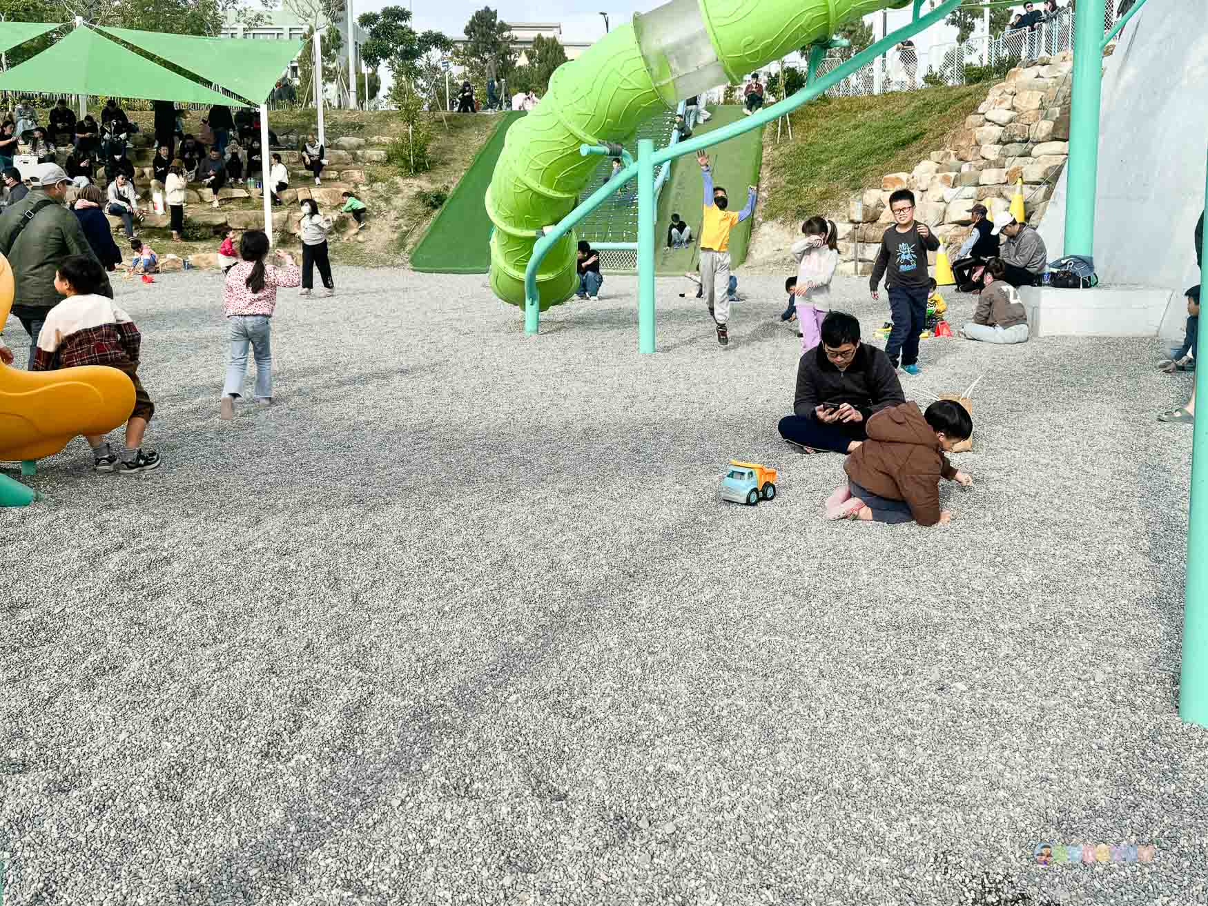 台中|馬卡龍公園》台中親子公園,11公尺高滑梯遊戲塔、寵物友善公園、毛孩放電專區。 - 第21張圖 馬卡龍公園