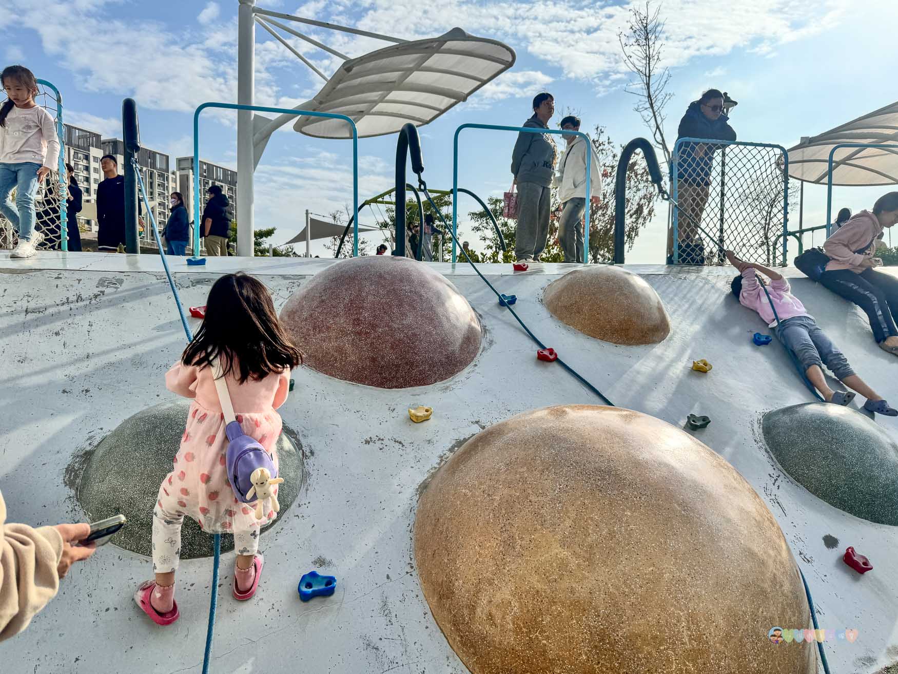 台中|馬卡龍公園》台中親子公園,11公尺高滑梯遊戲塔、寵物友善公園、毛孩放電專區。 - 第46張圖 馬卡龍公園