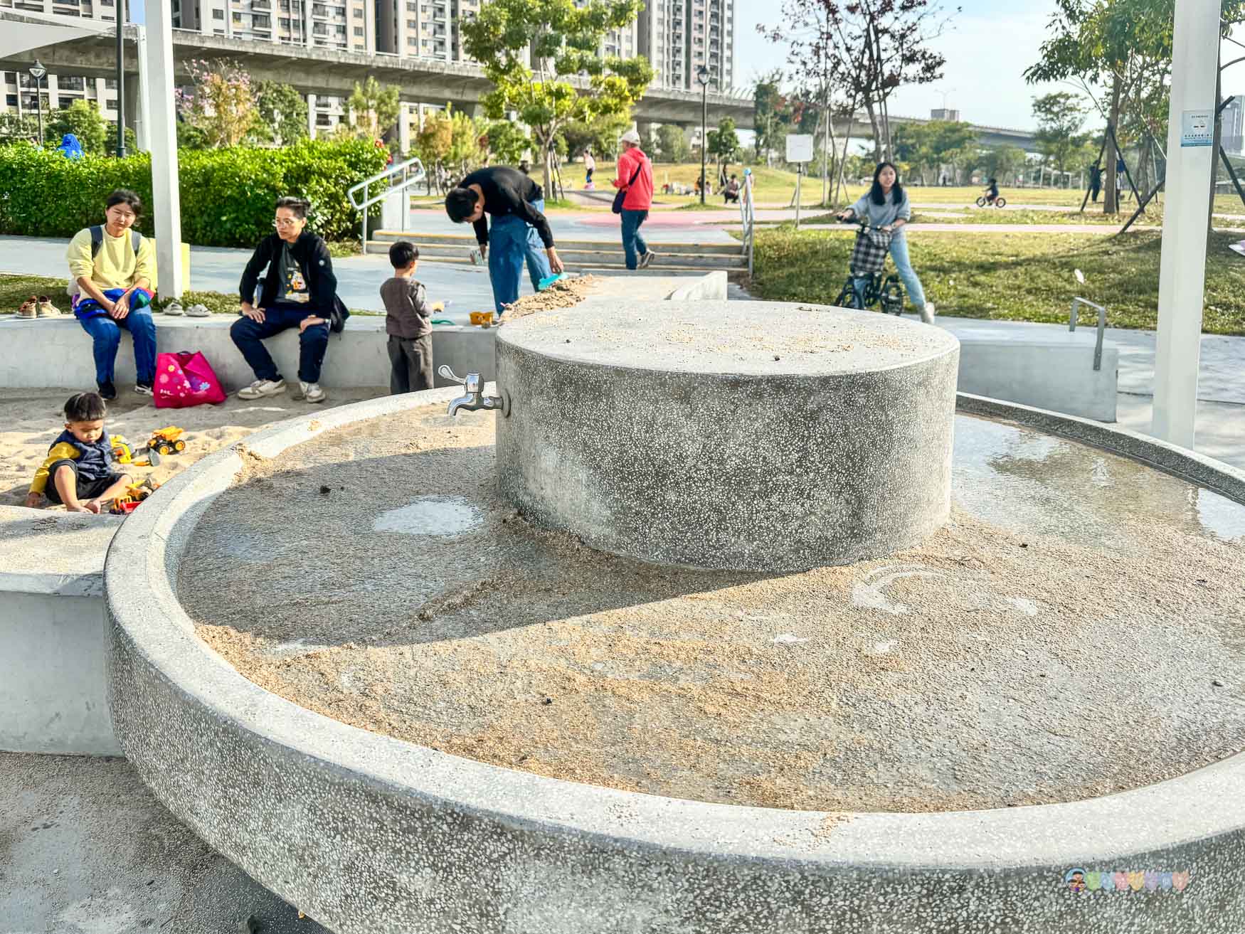 台中|馬卡龍公園》台中親子公園,11公尺高滑梯遊戲塔、寵物友善公園、毛孩放電專區。 - 第49張圖 馬卡龍公園