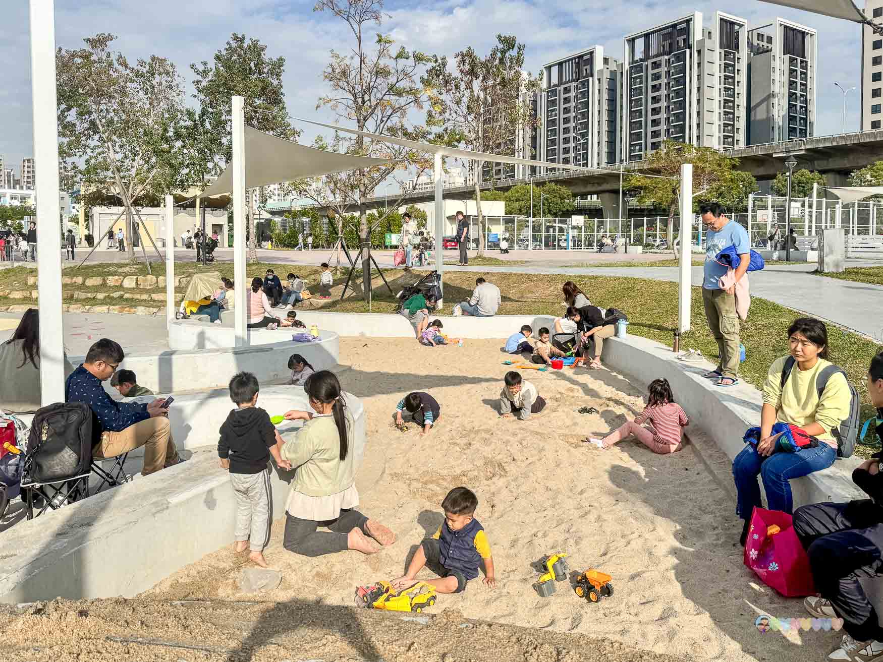台中|馬卡龍公園》台中親子公園,11公尺高滑梯遊戲塔、寵物友善公園、毛孩放電專區。 - 第50張圖 馬卡龍公園