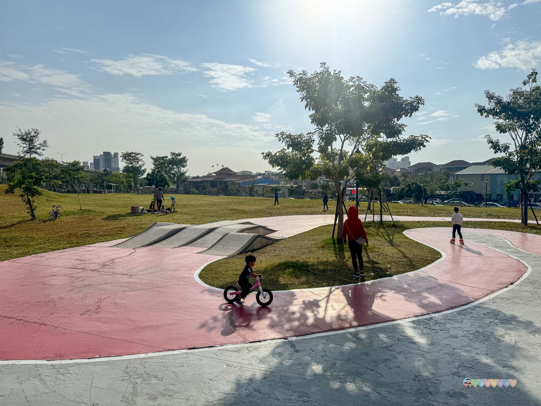 台中|馬卡龍公園》台中親子公園,11公尺高滑梯遊戲塔、寵物友善公園、毛孩放電專區。 - 第24張圖 馬卡龍公園