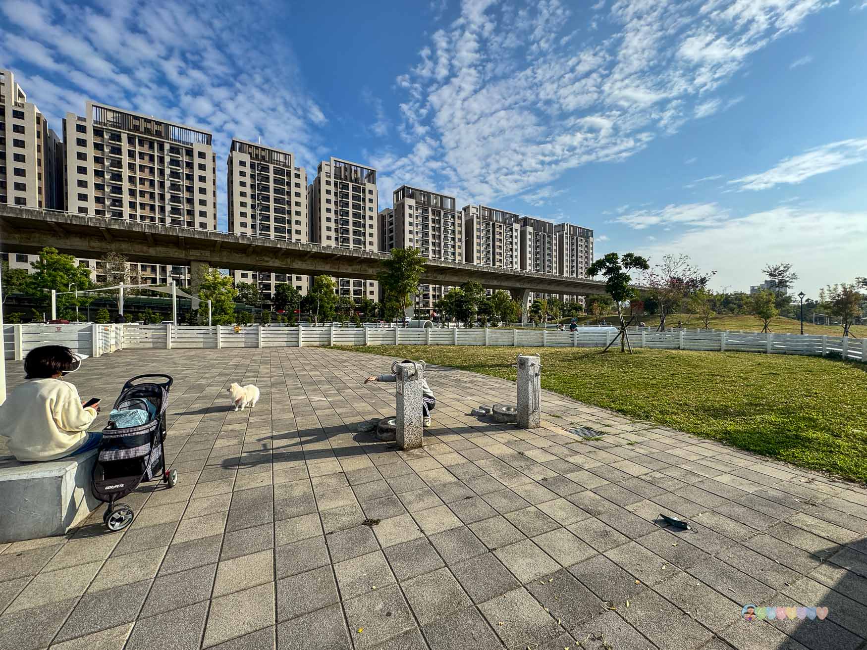 台中|馬卡龍公園》台中親子公園,11公尺高滑梯遊戲塔、寵物友善公園、毛孩放電專區。 - 第60張圖 馬卡龍公園