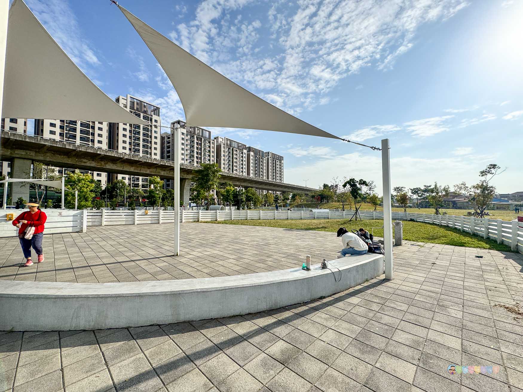台中|馬卡龍公園》台中親子公園,11公尺高滑梯遊戲塔、寵物友善公園、毛孩放電專區。 - 第59張圖 馬卡龍公園
