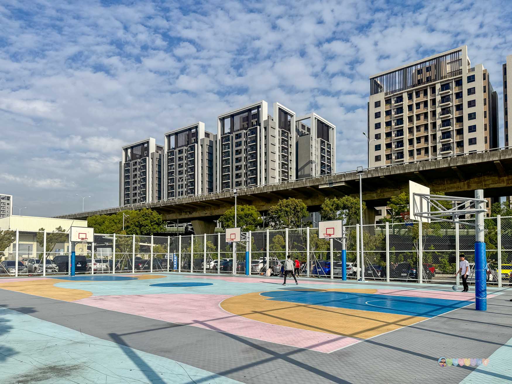 台中|馬卡龍公園》台中親子公園,11公尺高滑梯遊戲塔、寵物友善公園、毛孩放電專區。 - 第7張圖 馬卡龍公園