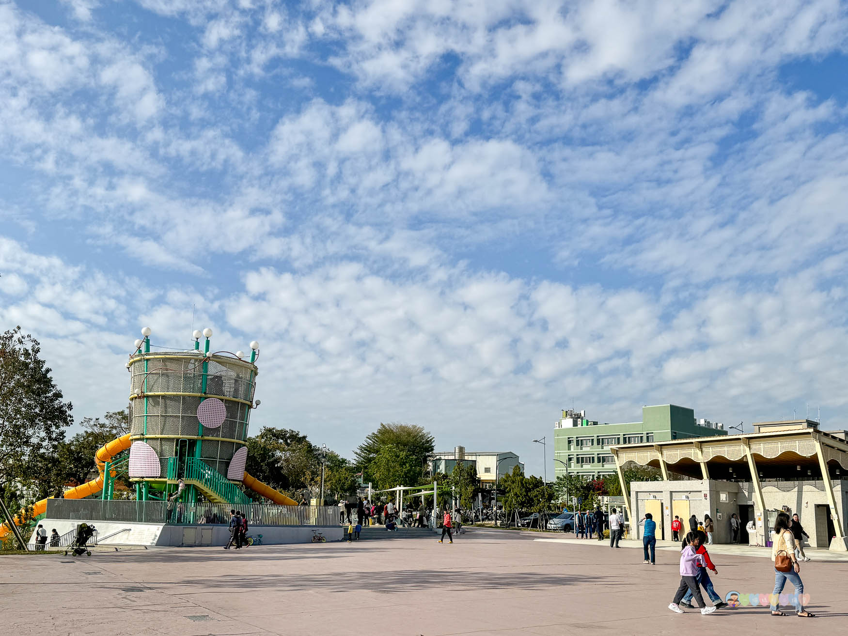 台中|馬卡龍公園》台中親子公園,11公尺高滑梯遊戲塔、寵物友善公園、毛孩放電專區。 - 第5張圖 馬卡龍公園