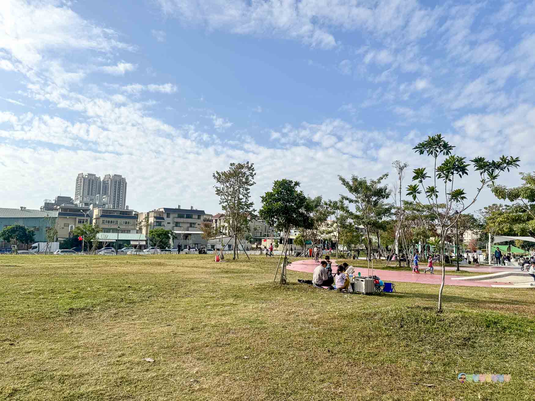 台中|馬卡龍公園》台中親子公園,11公尺高滑梯遊戲塔、寵物友善公園、毛孩放電專區。 - 第61張圖 馬卡龍公園
