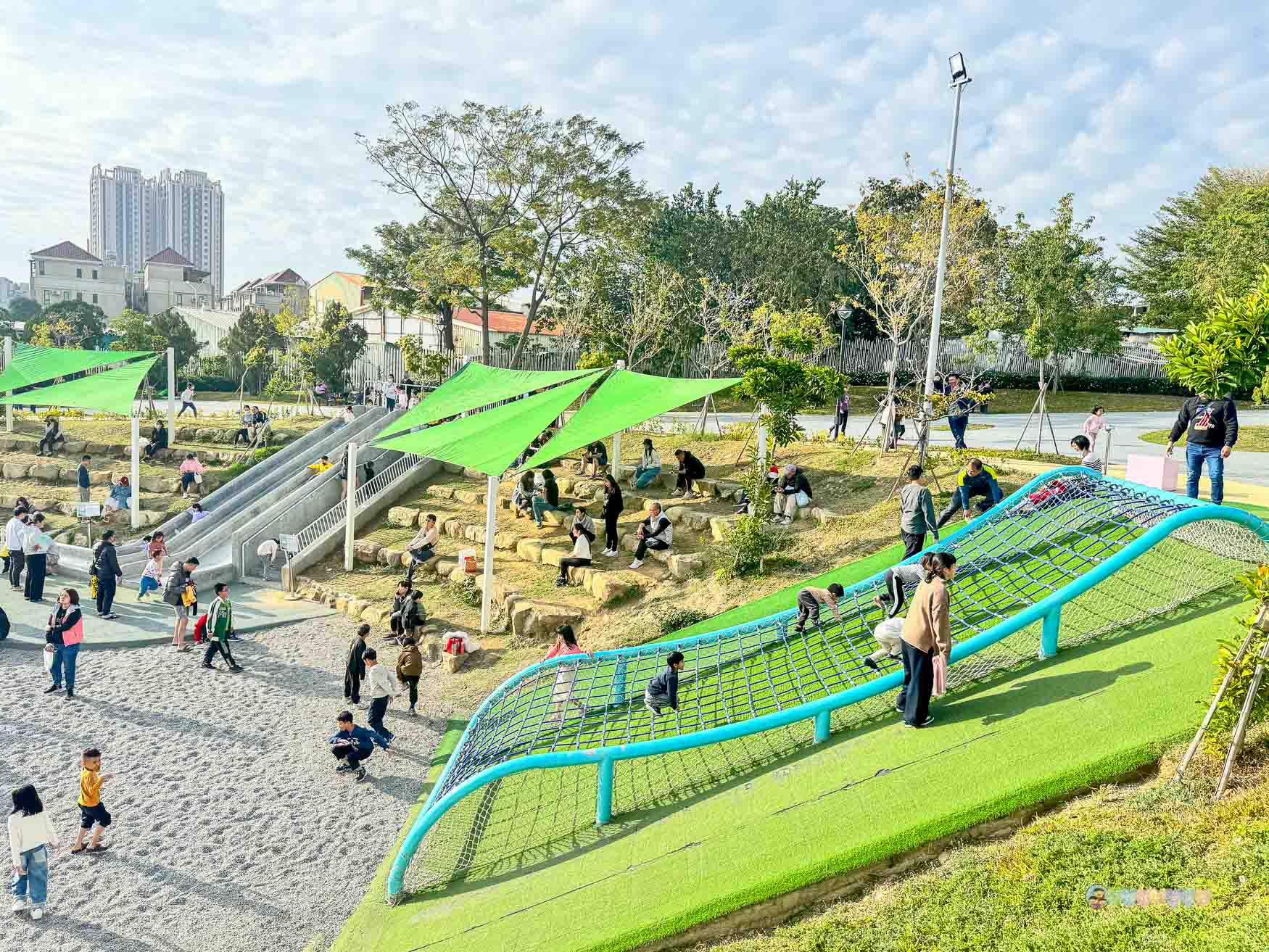 台中|馬卡龍公園》台中親子公園,11公尺高滑梯遊戲塔、寵物友善公園、毛孩放電專區。 - 第38張圖 馬卡龍公園