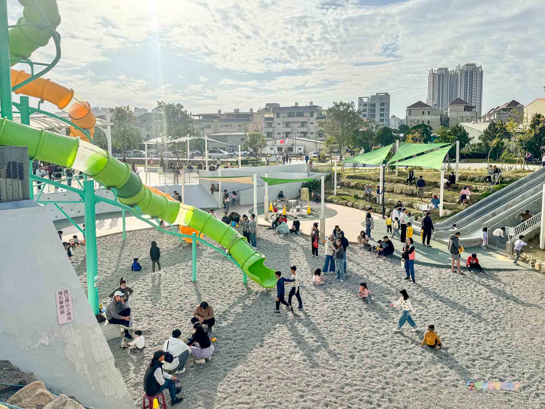 台中|馬卡龍公園》台中親子公園,11公尺高滑梯遊戲塔、寵物友善公園、毛孩放電專區。 - 第37張圖 馬卡龍公園