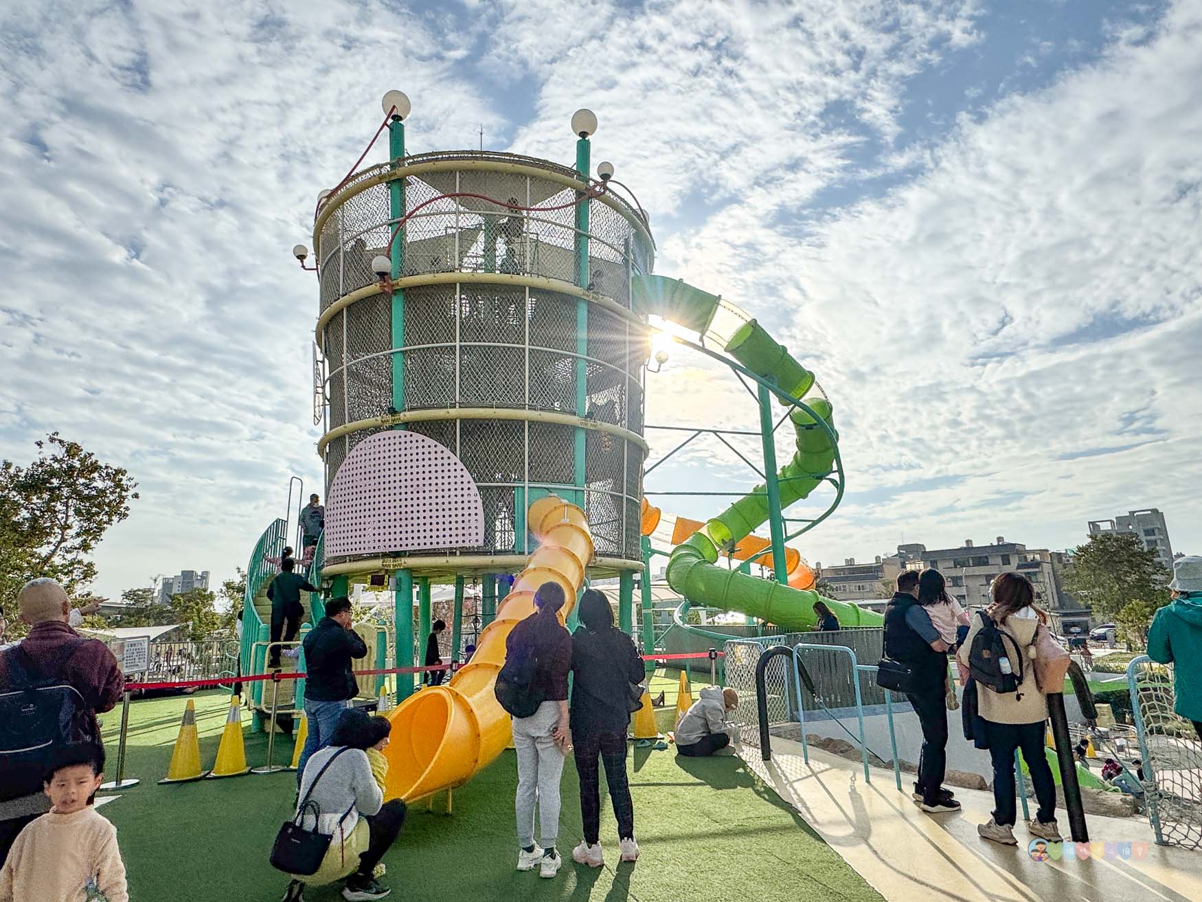 台中|馬卡龍公園》台中親子公園,11公尺高滑梯遊戲塔、寵物友善公園、毛孩放電專區。 - 第20張圖 馬卡龍公園