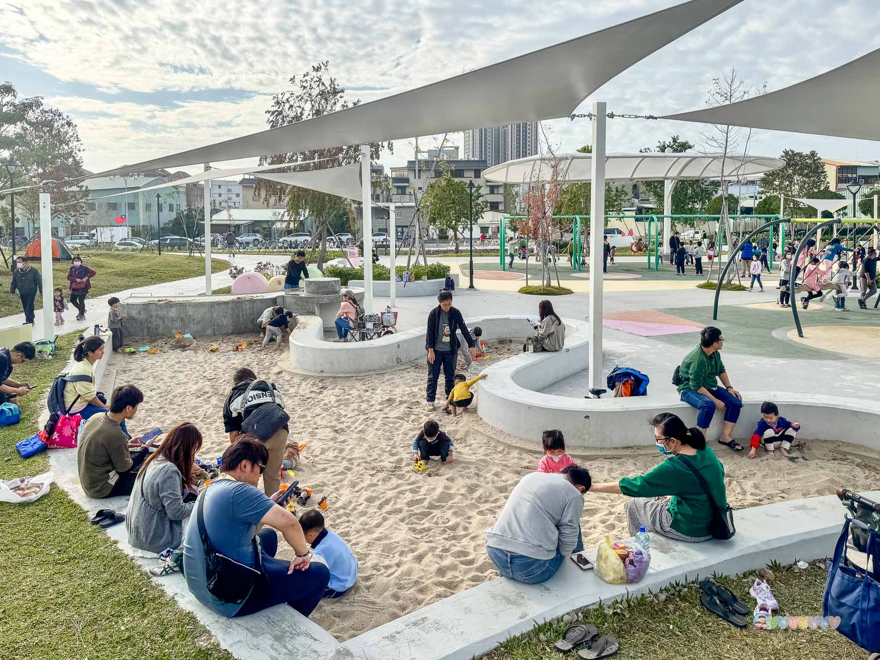 台中|馬卡龍公園》台中親子公園,11公尺高滑梯遊戲塔、寵物友善公園、毛孩放電專區。 - 第48張圖 馬卡龍公園