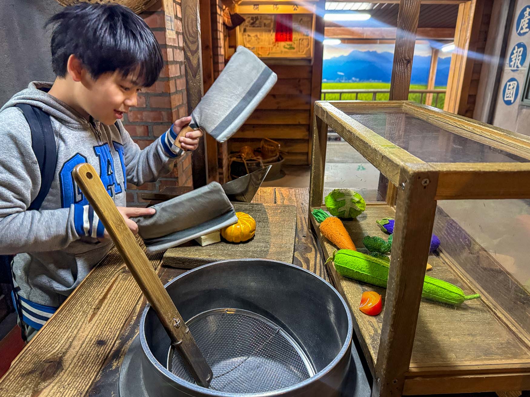 宜蘭|虎牌米粉觀光工廠》復古懷舊造景美拍 炒米粉吃到飽 巨大老虎巴士 - 第27張圖