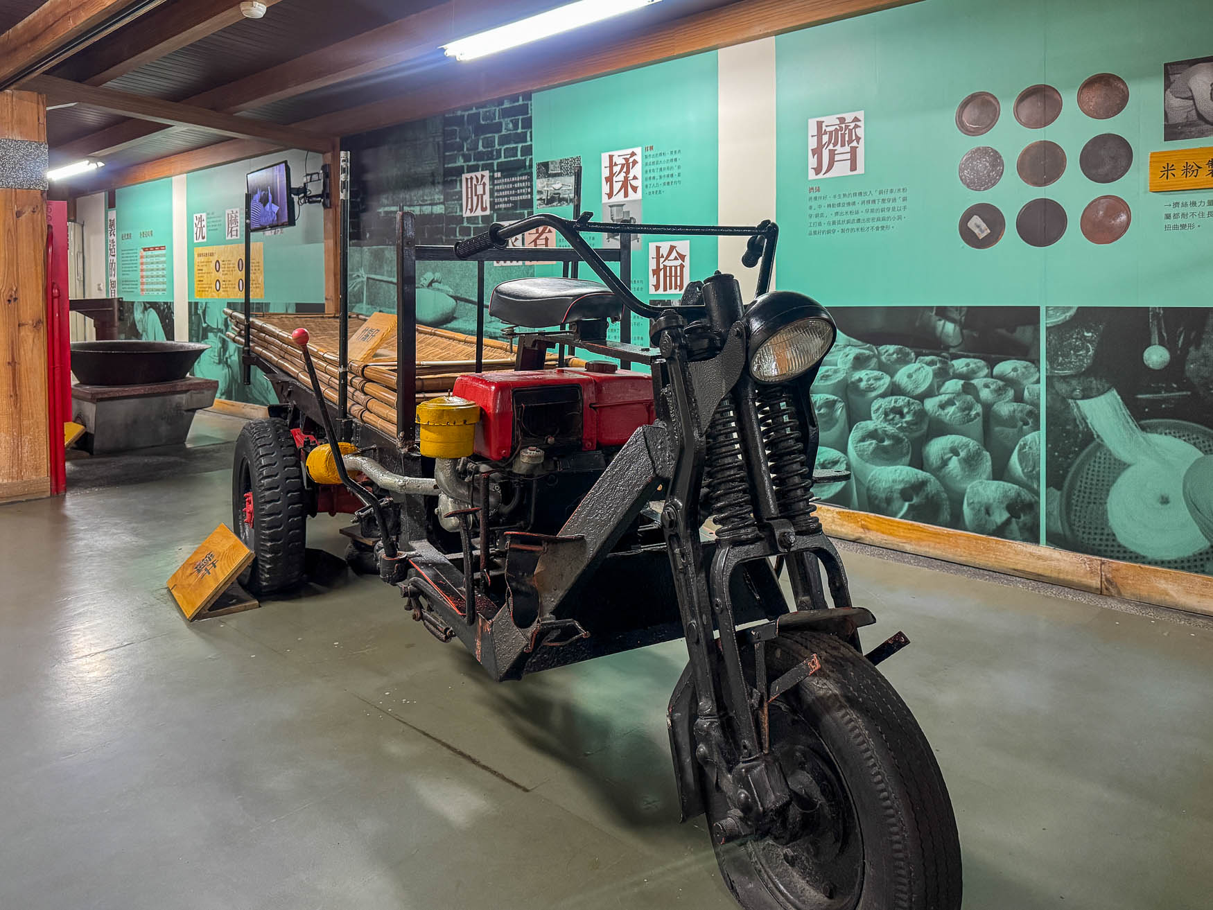 宜蘭|虎牌米粉觀光工廠》復古懷舊造景美拍 炒米粉吃到飽 巨大老虎巴士 - 第13張圖