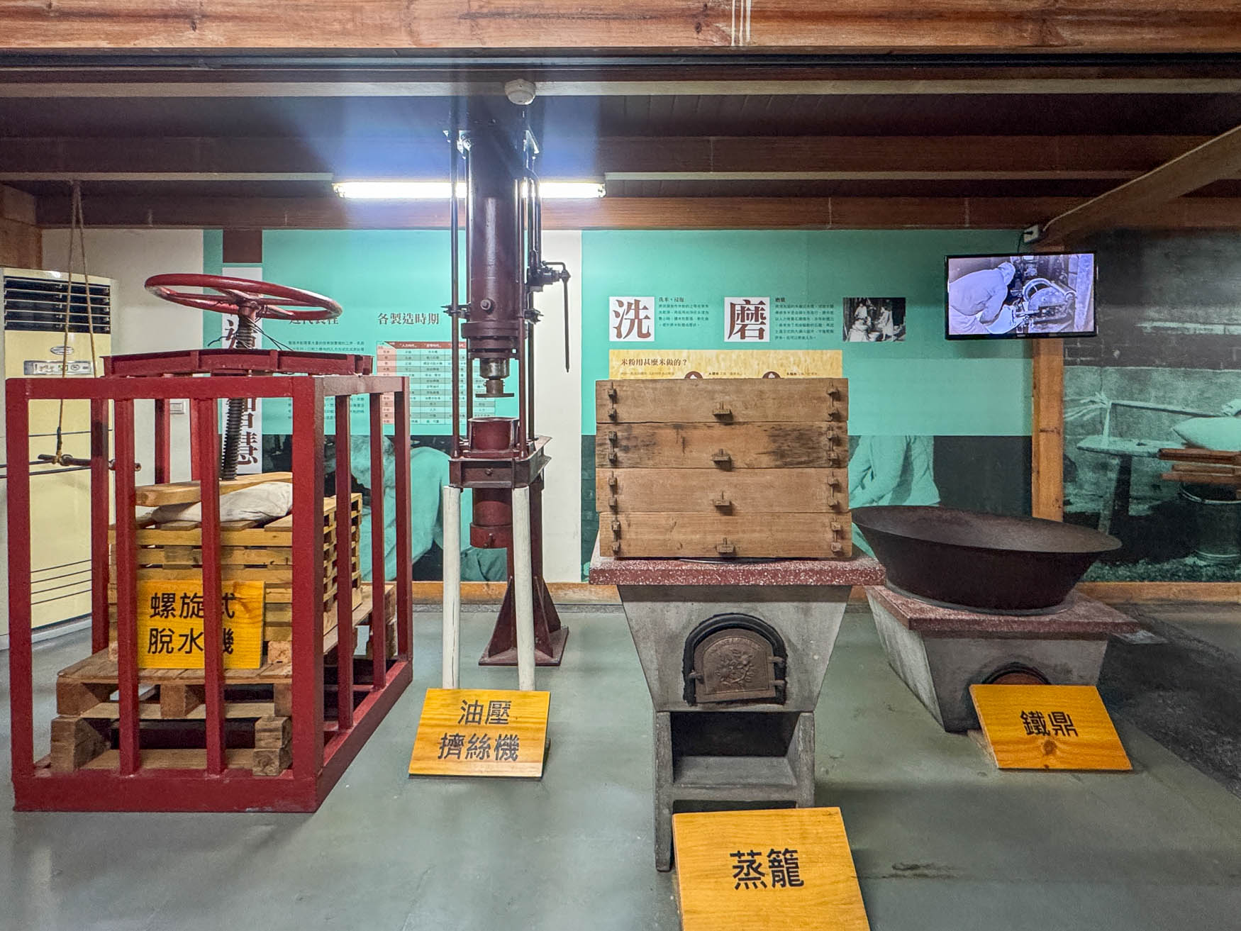 宜蘭|虎牌米粉觀光工廠》復古懷舊造景美拍 炒米粉吃到飽 巨大老虎巴士 - 第12張圖