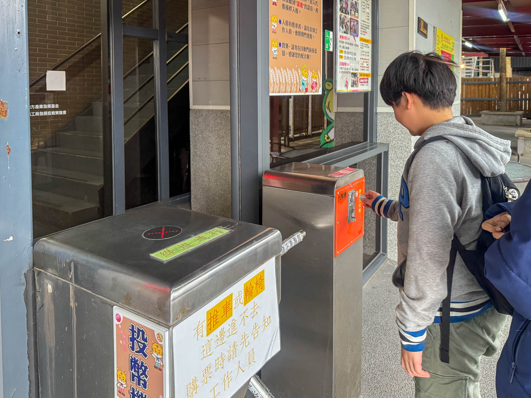 宜蘭|虎牌米粉觀光工廠》復古懷舊造景美拍 炒米粉吃到飽 巨大老虎巴士 - 第4張圖