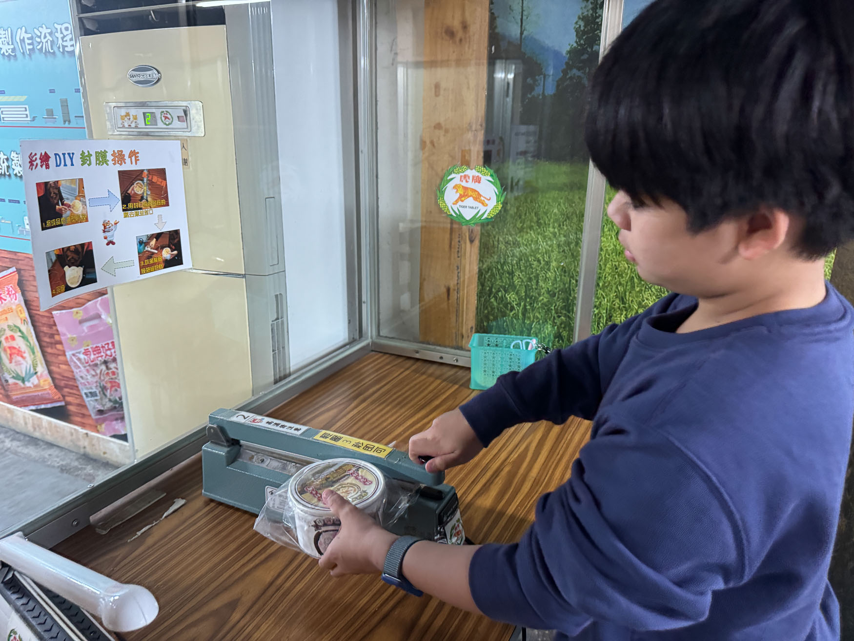 宜蘭|虎牌米粉觀光工廠》復古懷舊造景美拍 炒米粉吃到飽 巨大老虎巴士 - 第66張圖