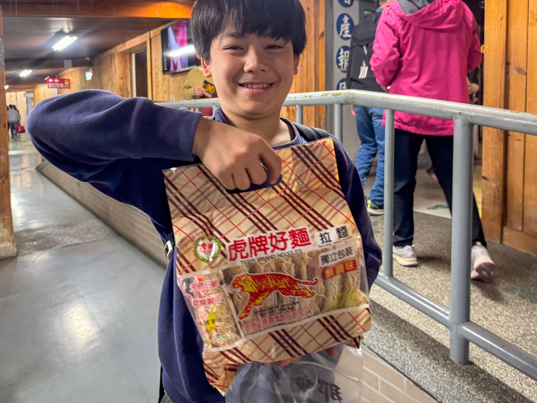 宜蘭|虎牌米粉觀光工廠》復古懷舊造景美拍 炒米粉吃到飽 巨大老虎巴士 - 第59張圖