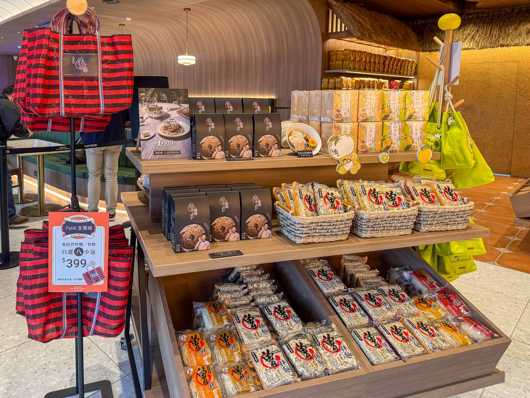 宜蘭|虎牌米粉觀光工廠》復古懷舊造景美拍 炒米粉吃到飽 巨大老虎巴士 - 第93張圖