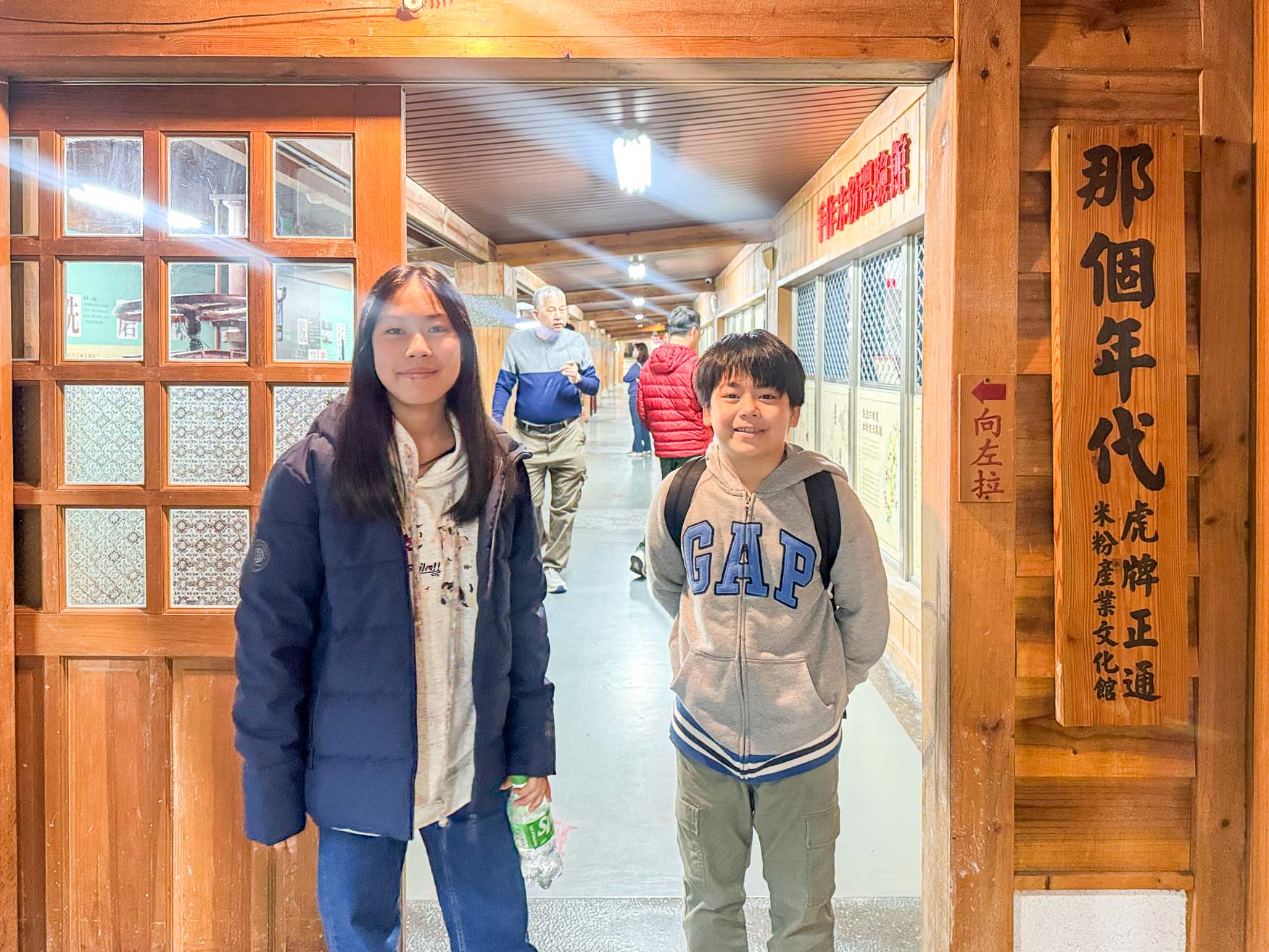 宜蘭|虎牌米粉觀光工廠》復古懷舊造景美拍 炒米粉吃到飽 巨大老虎巴士 - 第9張圖