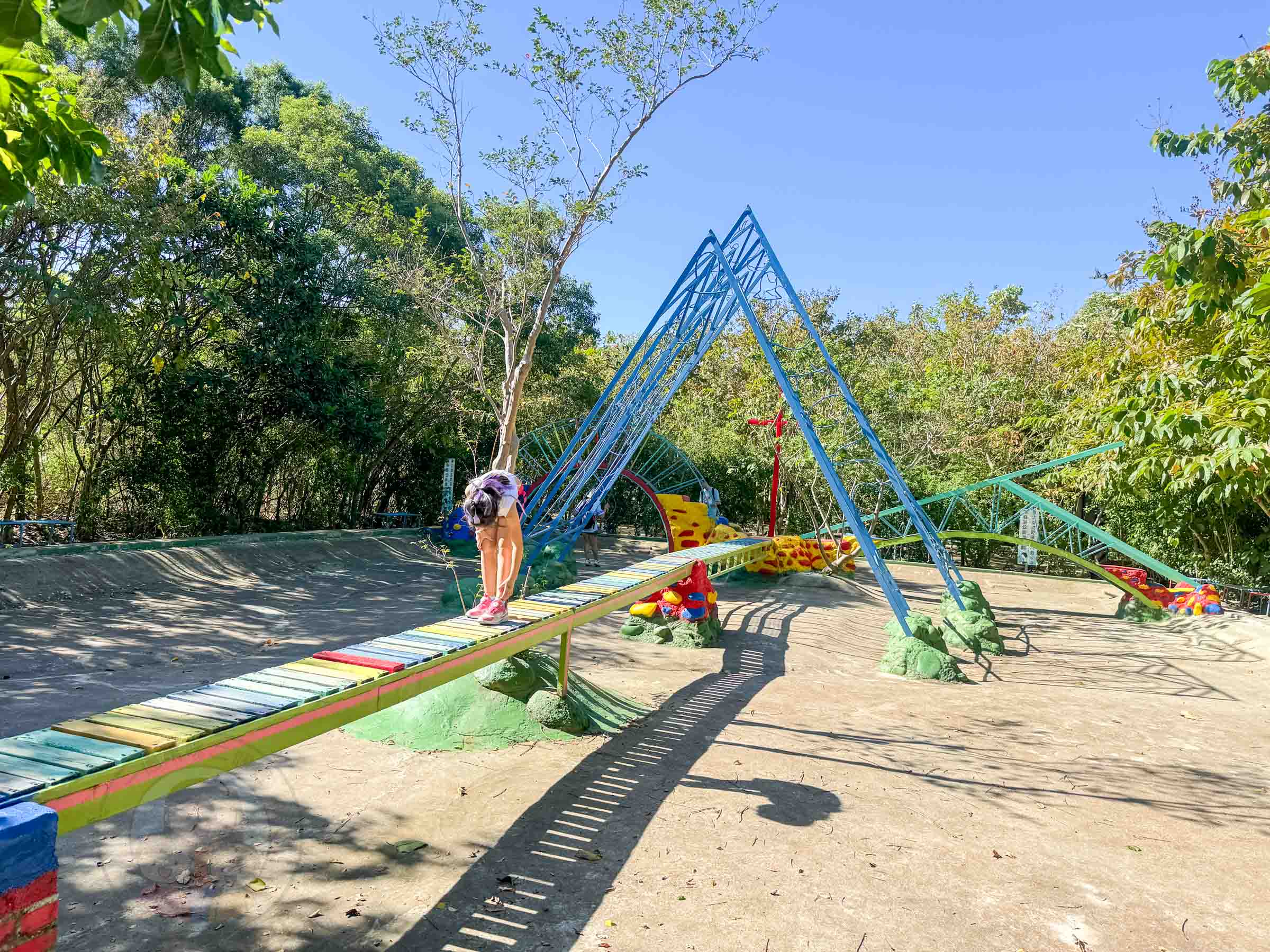 桃園|野趣森林》2025桃園親子景點!不插電迪士尼遊樂園,水陸空400項遊具一路暢玩,HIGH玩一整天。 - 第43張圖