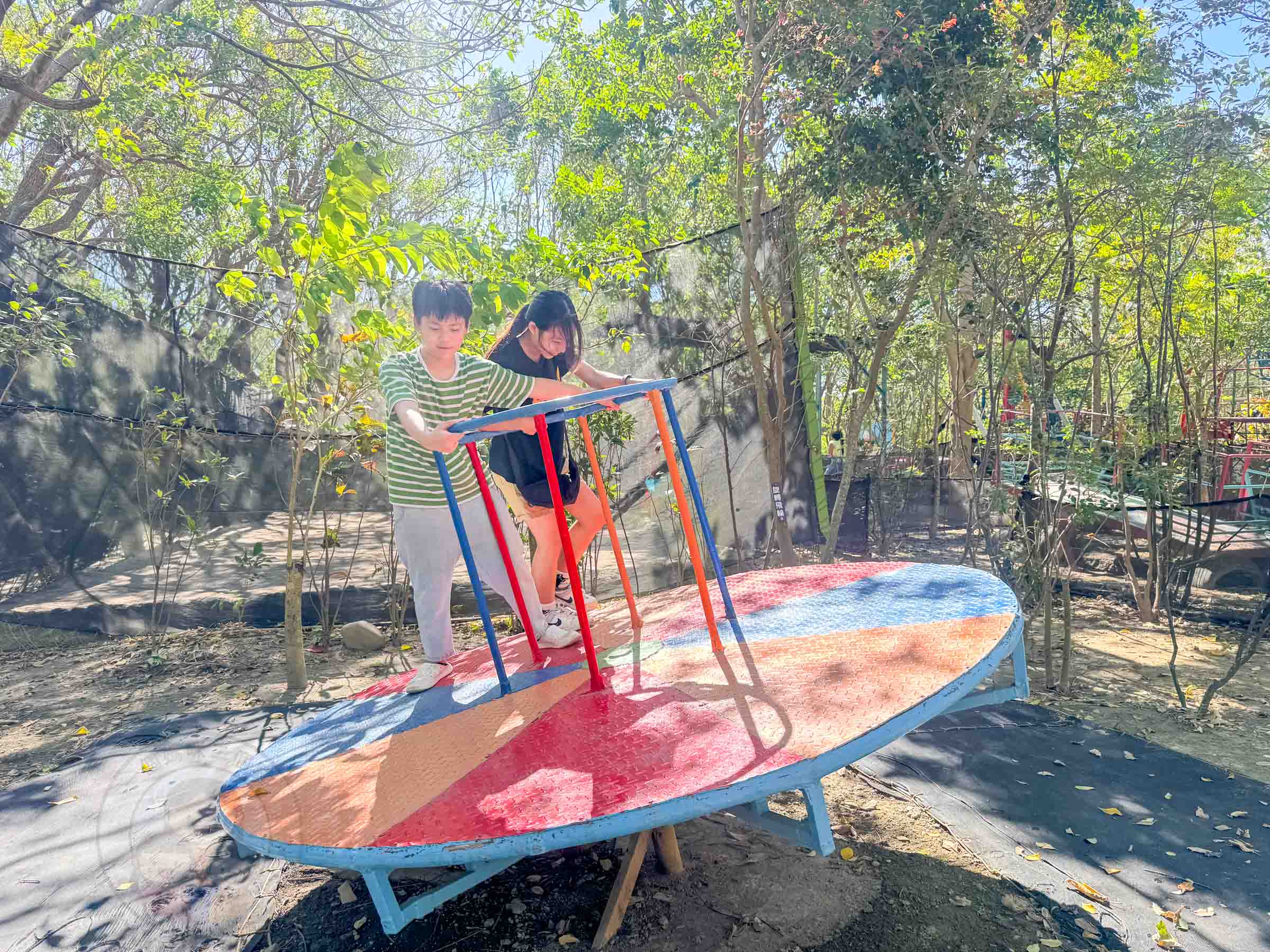 桃園|野趣森林》2025桃園親子景點!不插電迪士尼遊樂園,水陸空400項遊具一路暢玩,HIGH玩一整天。 - 第50張圖